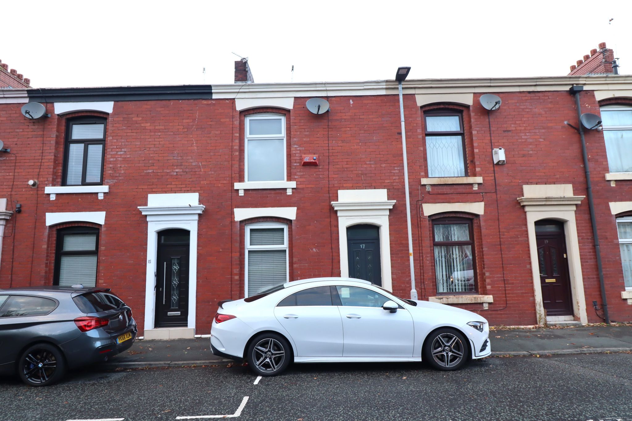 3 Bed Mid Terraced House To Rent - Photograph 1