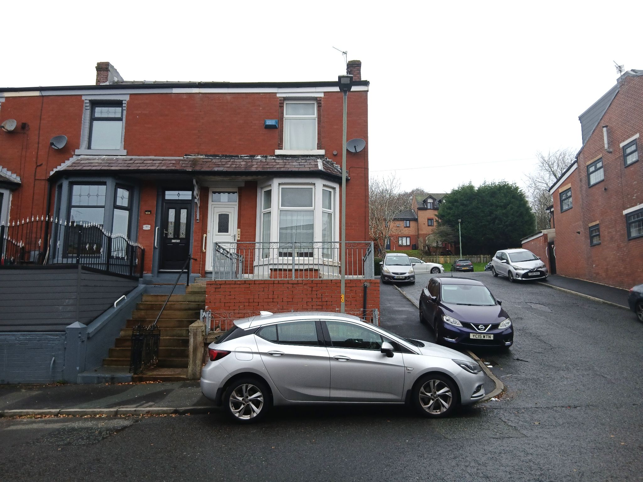 3 Bed End Terraced House To Rent - Photograph 2