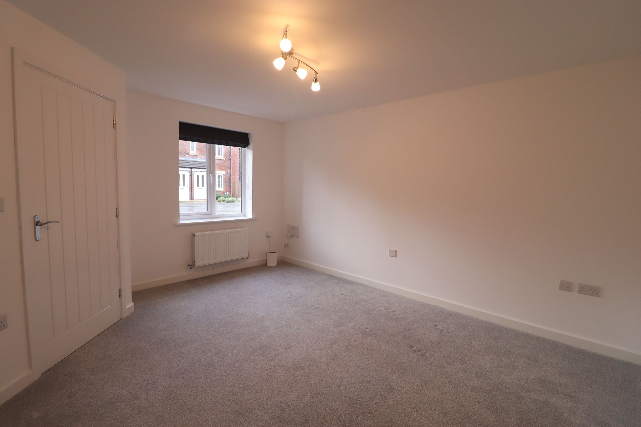 3 Bed Semi-detached House To Rent - Photograph 3