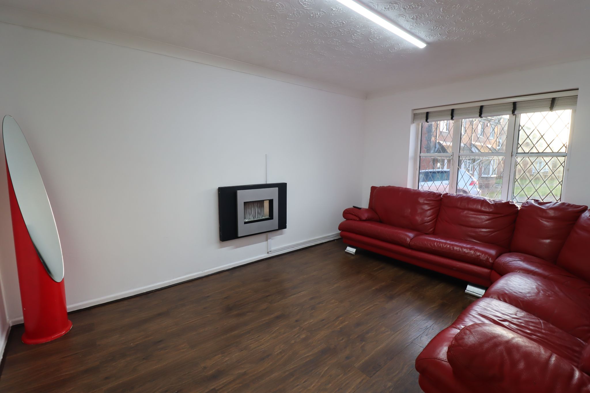 4 Bed Semi-detached House To Rent - Photograph 2