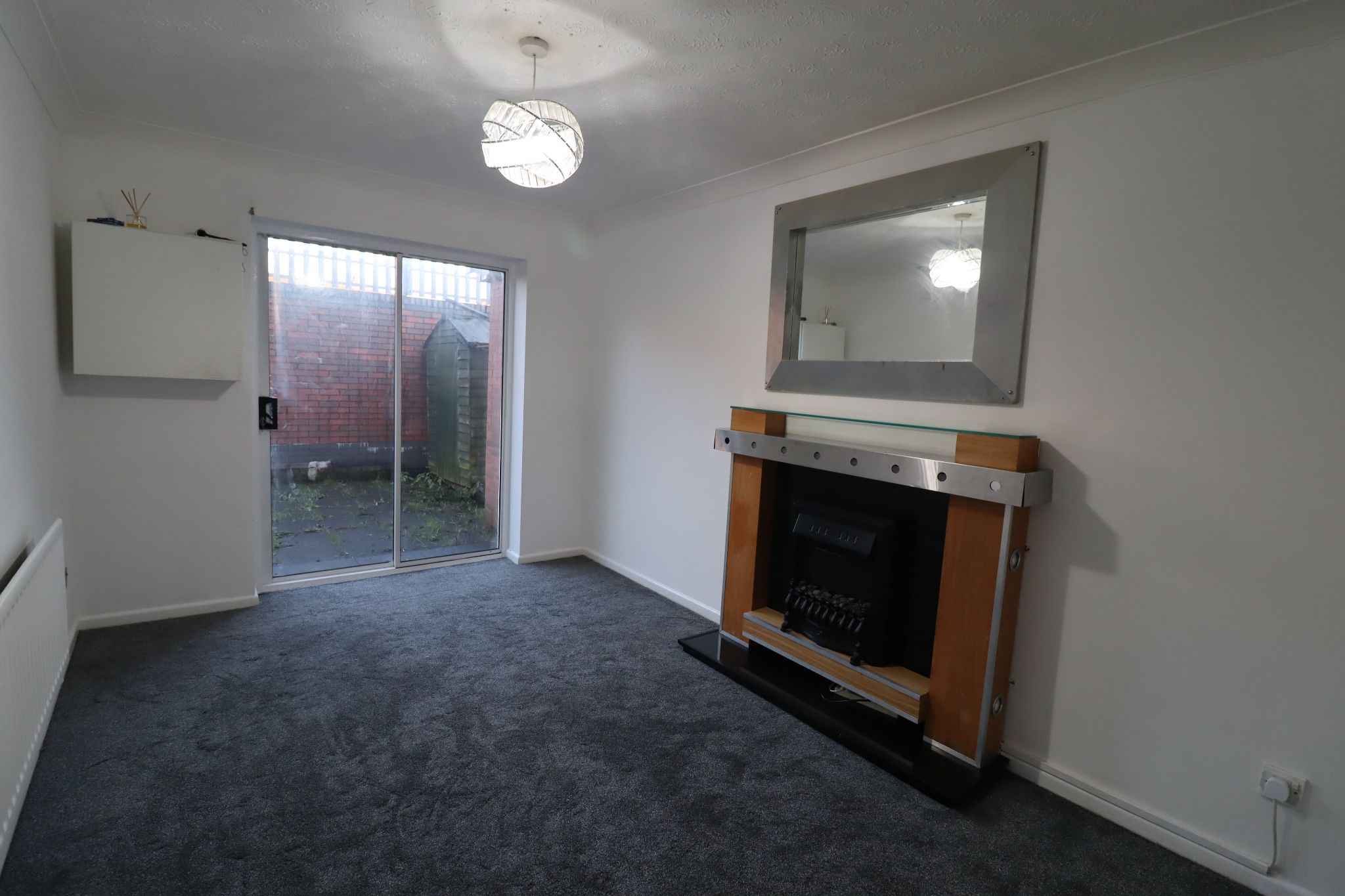 4 Bed Semi-detached House To Rent - Photograph 4