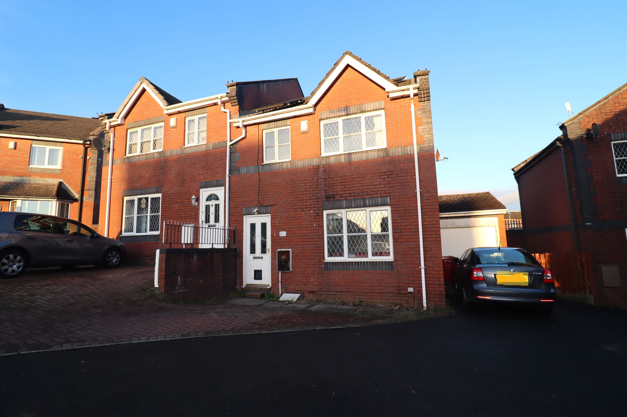 4 Bed Semi-detached House To Rent - Photograph 1