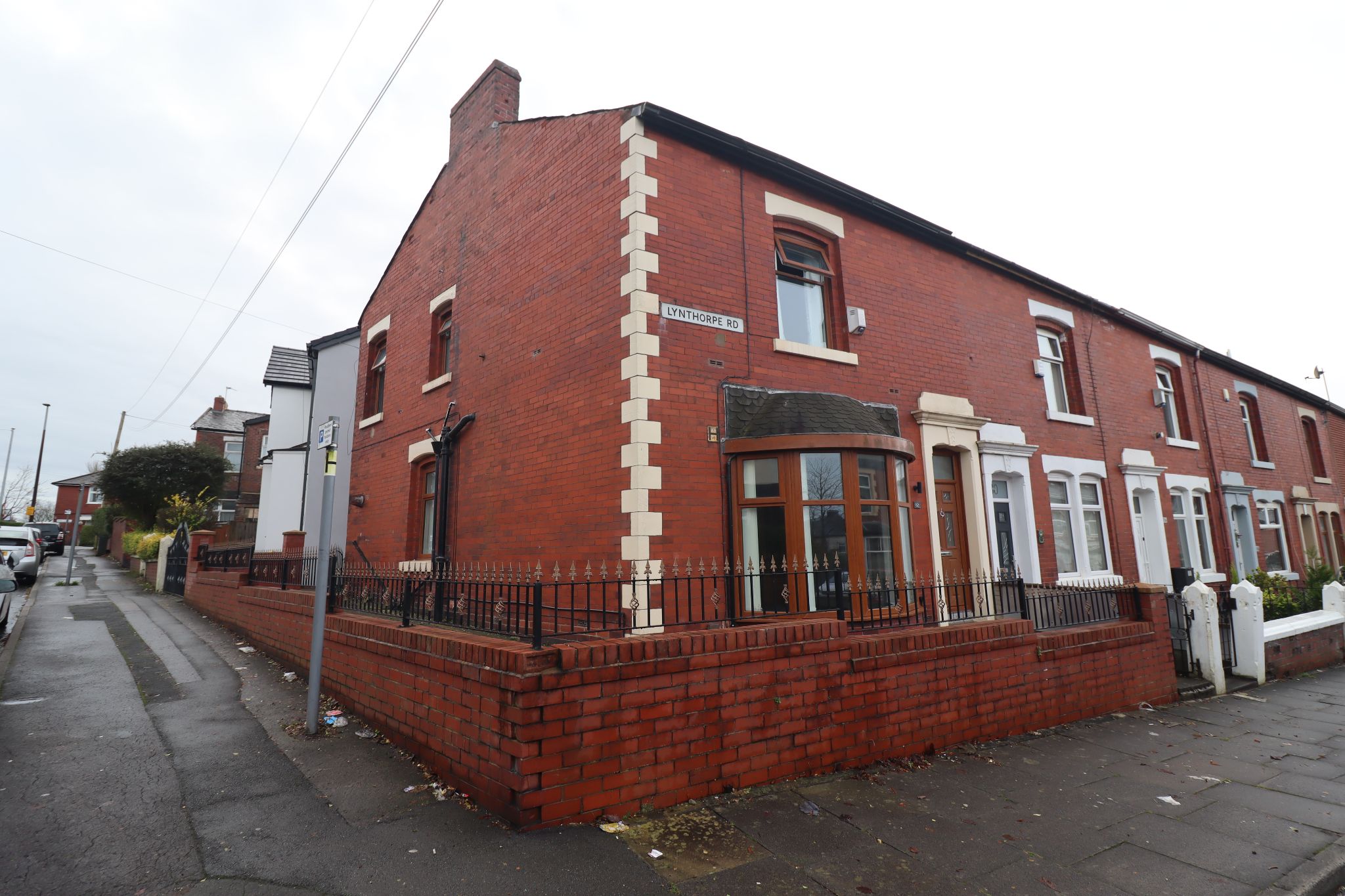 3 Bed End Terraced House To Rent - Photograph 2
