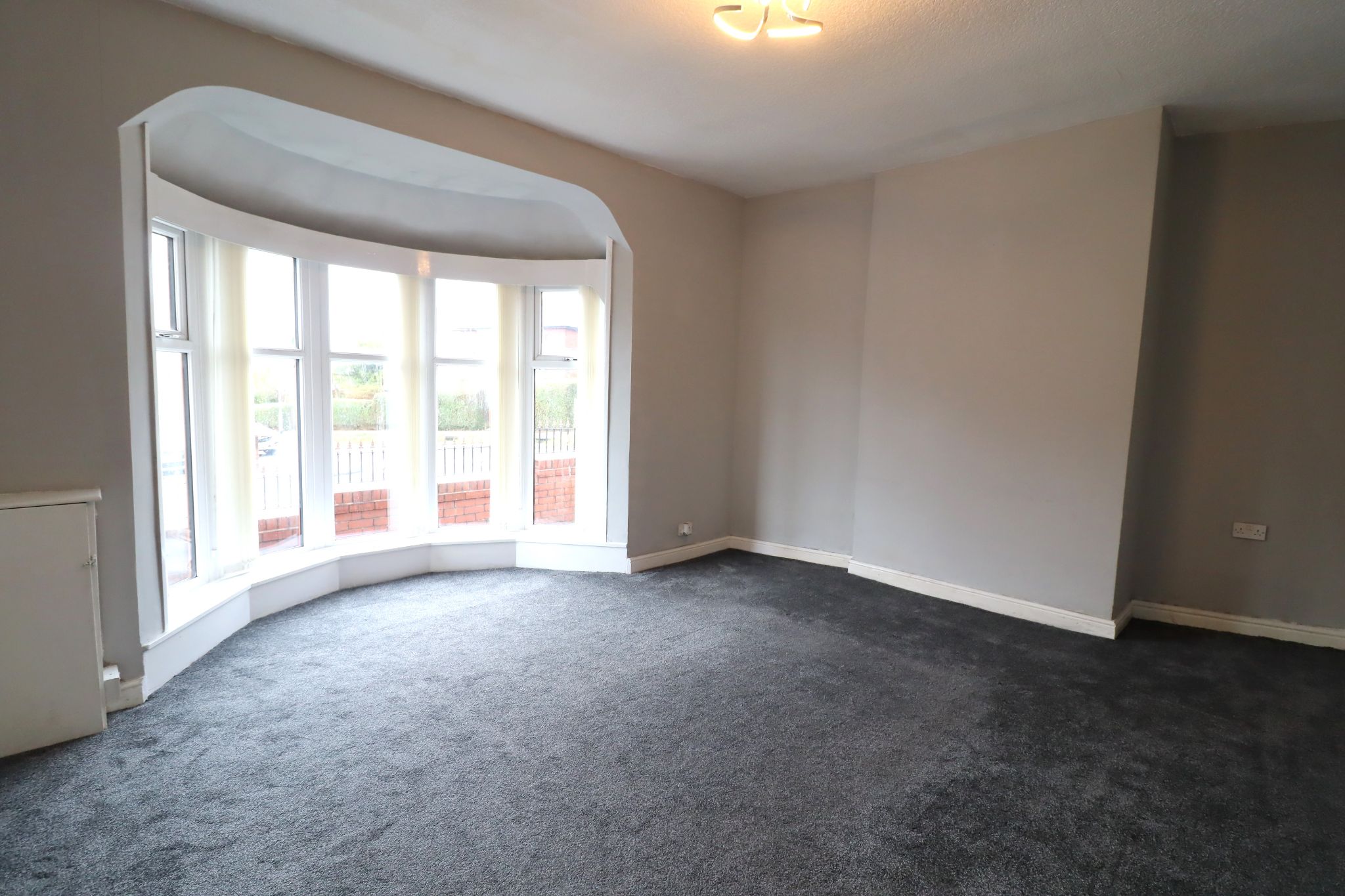 3 Bed End Terraced House To Rent - Photograph 3
