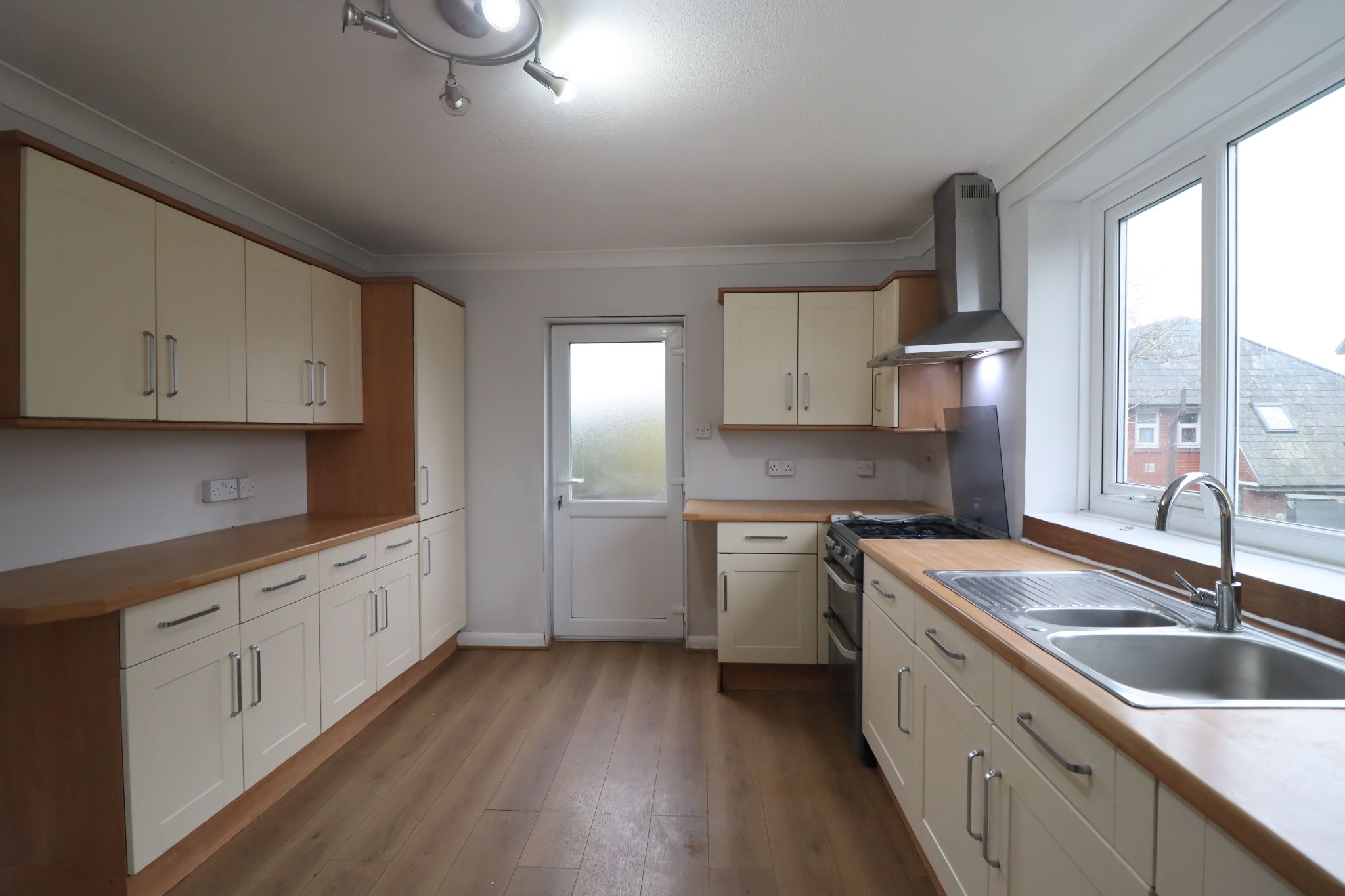 3 Bed Semi-detached House To Rent - Photograph 2