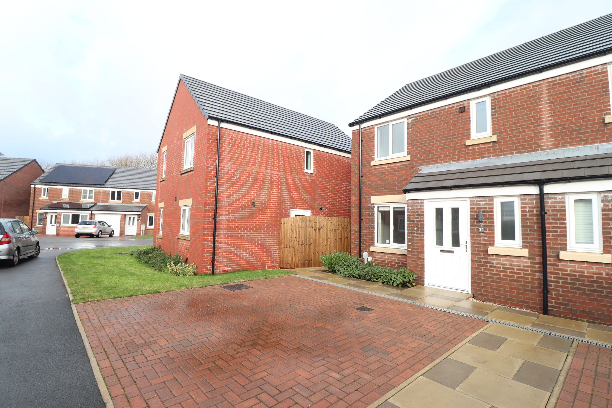 3 Bed Semi-detached House To Rent - Photograph 2