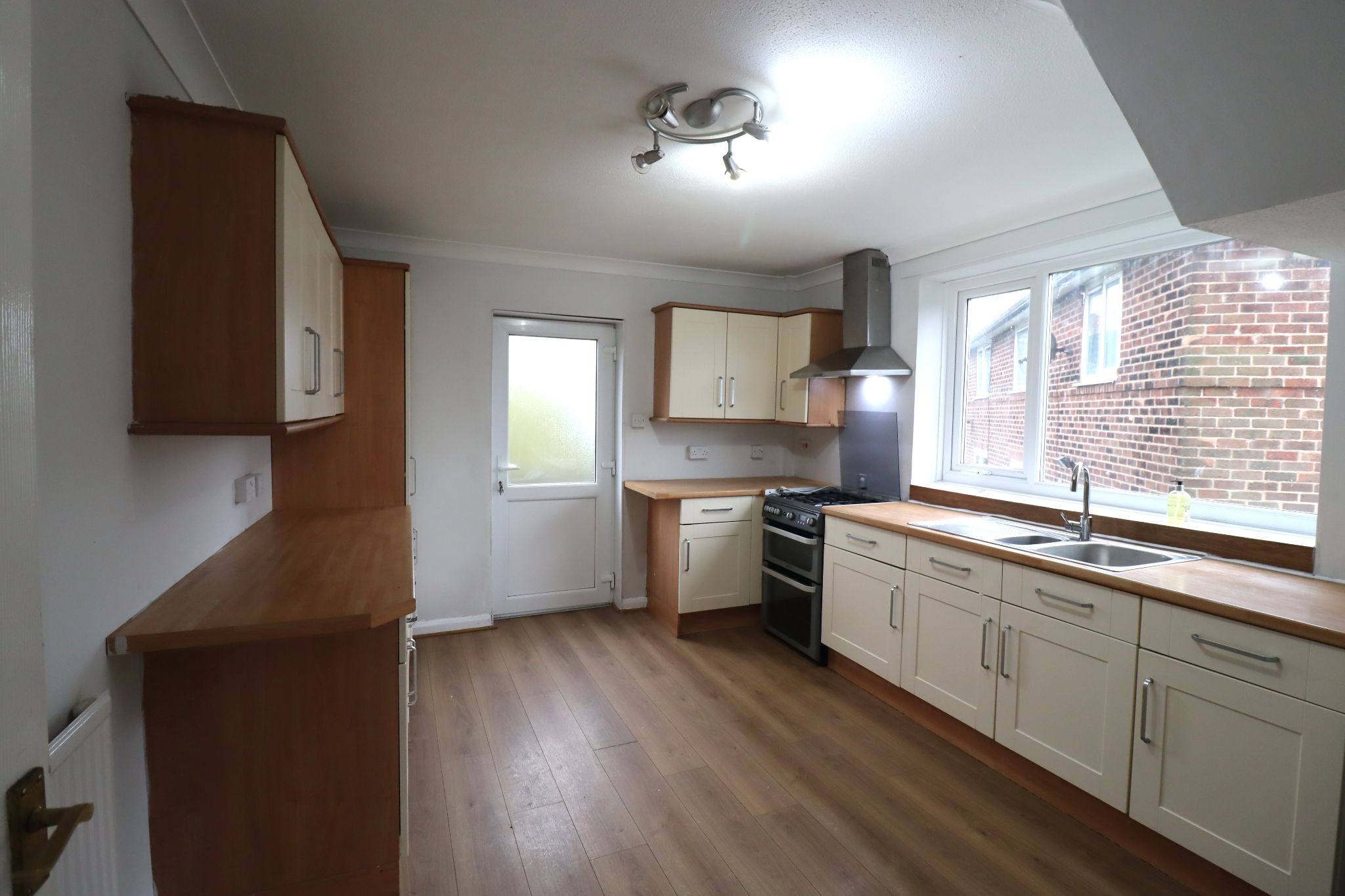 3 Bed Semi-detached House To Rent - Photograph 3