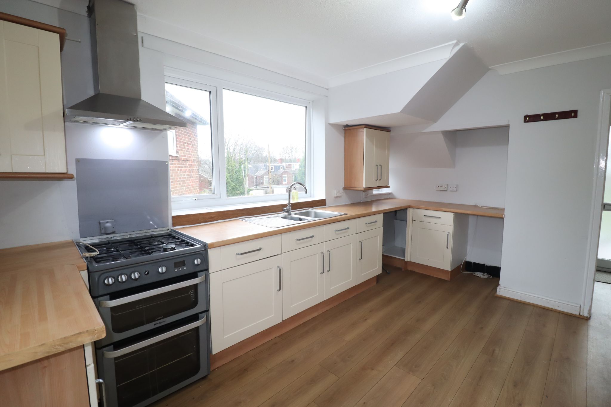 3 Bed Semi-detached House To Rent - Photograph 4