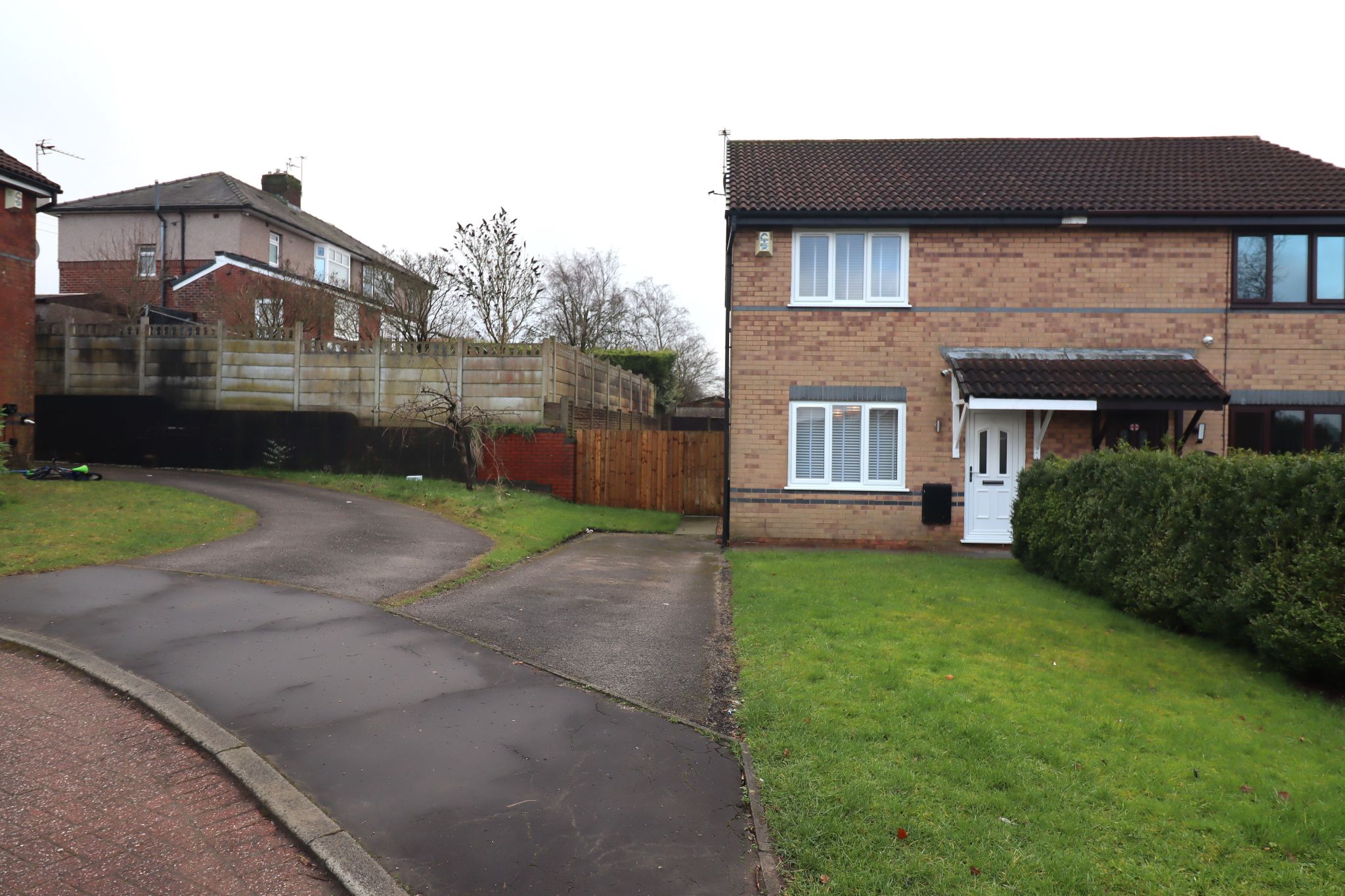 3 Bed Semi-detached House For Sale - Photograph 2