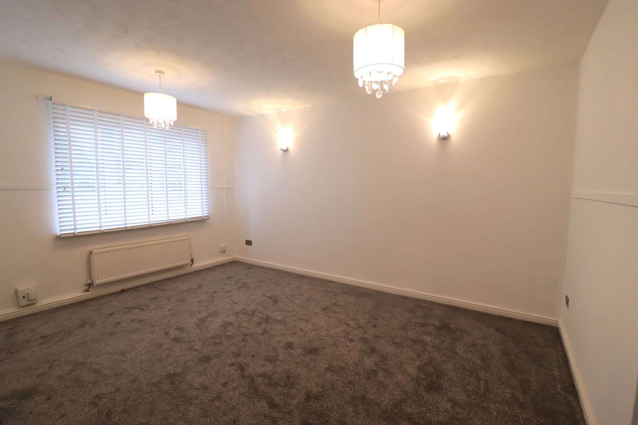 3 Bed Semi-detached House For Sale - Photograph 3