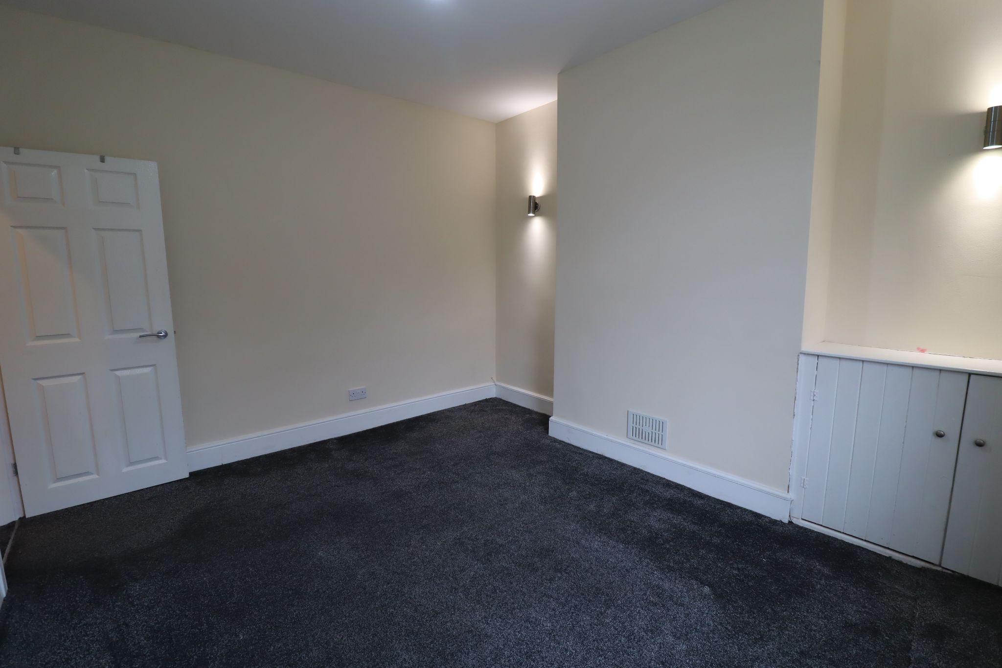 3 Bed Mid Terraced House To Rent - Photograph 3