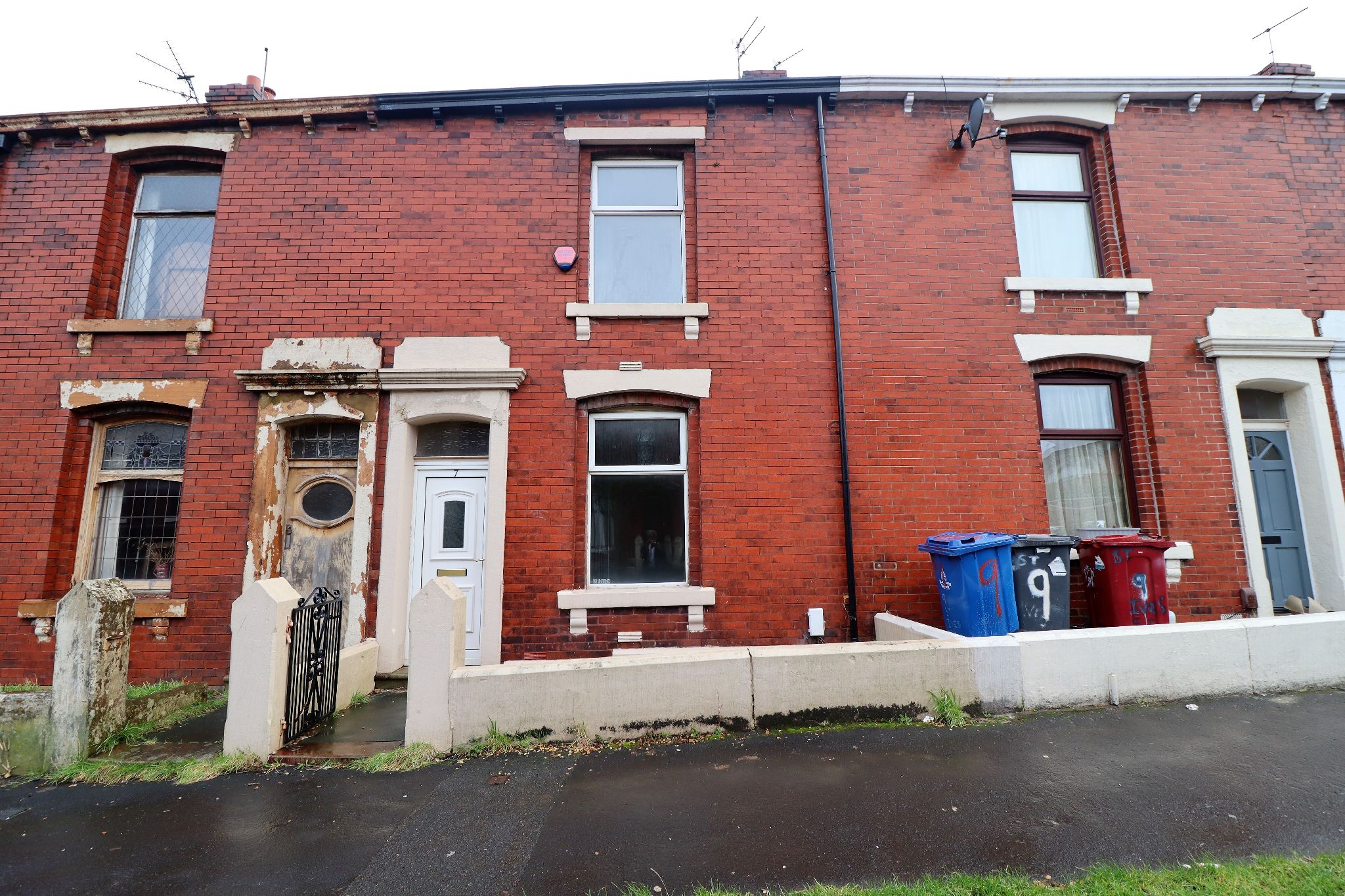 3 Bed Mid Terraced House To Rent - Photograph 1