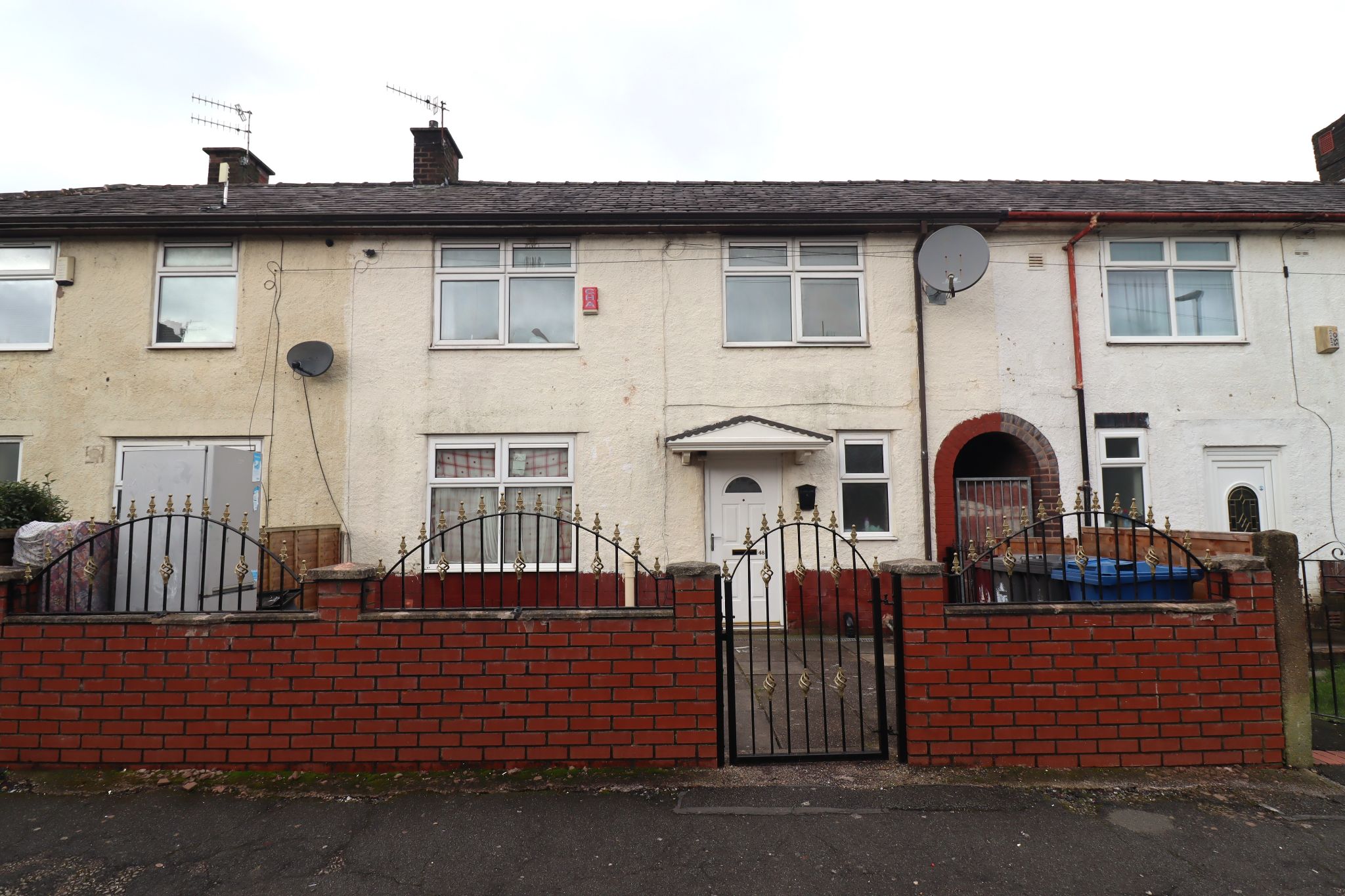 4 Bed Mid Terraced House To Rent - Photograph 1