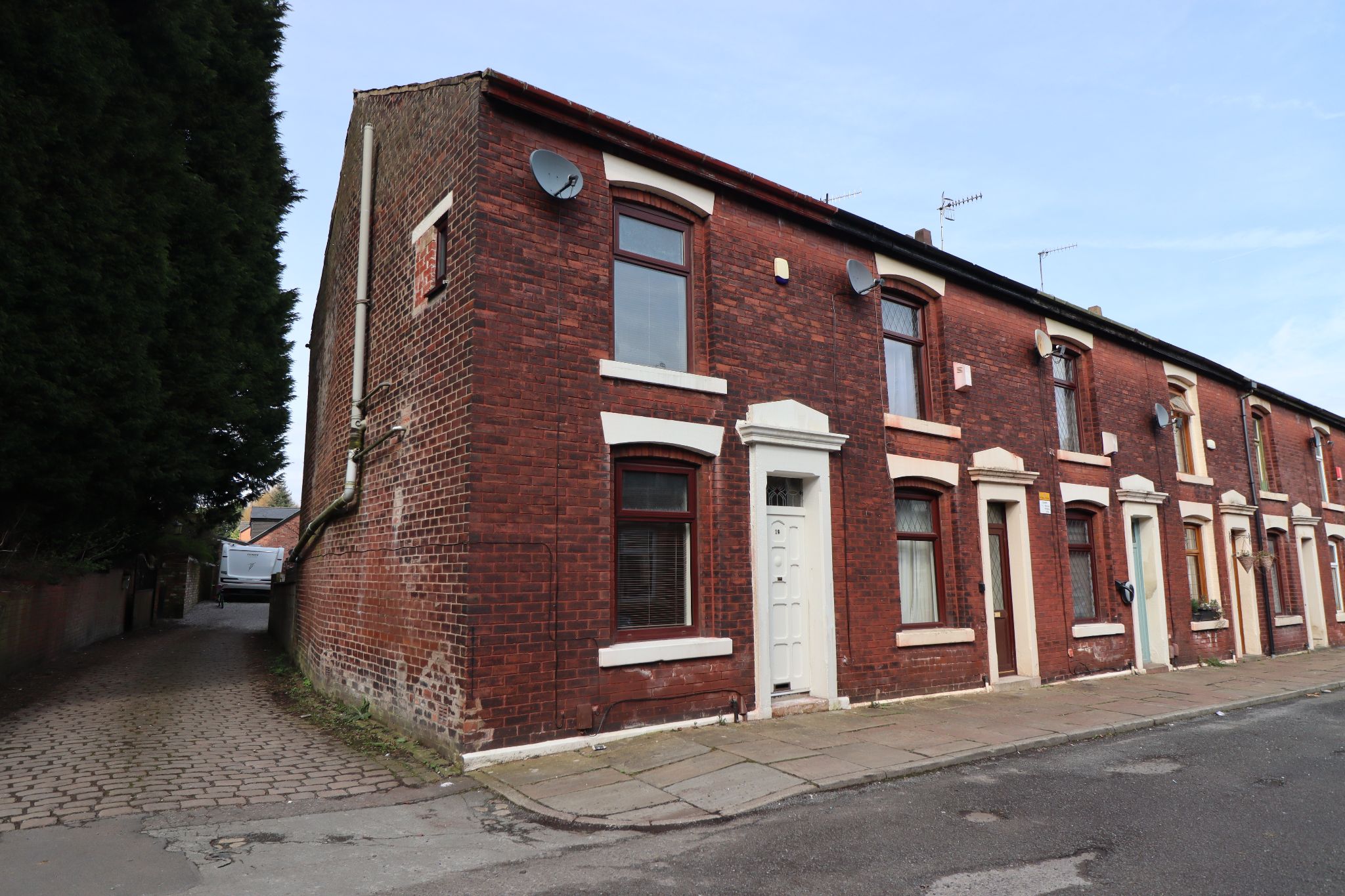 2 Bed End Terraced House To Rent - Photograph 1