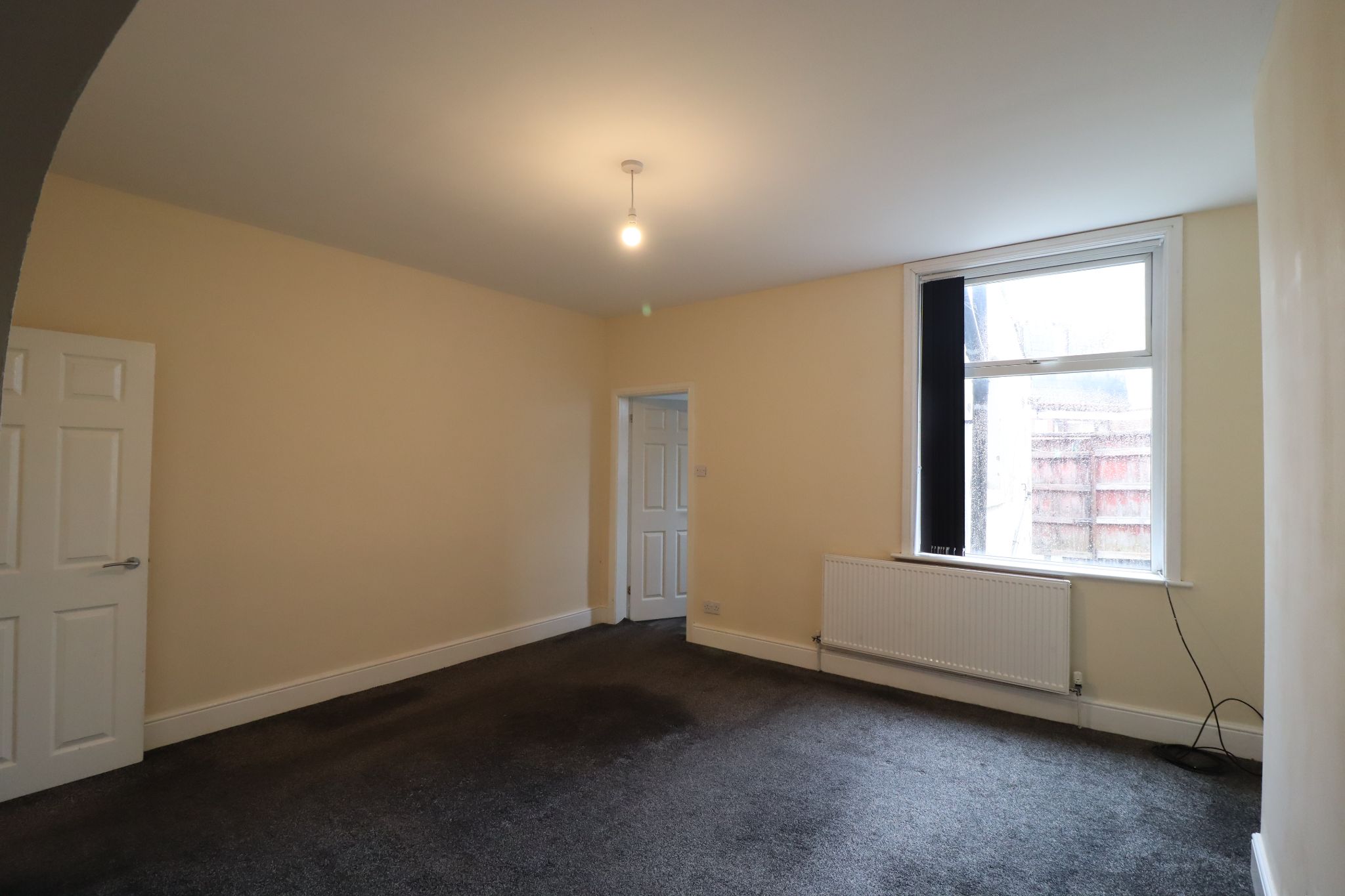 3 Bed Mid Terraced House To Rent - Photograph 4