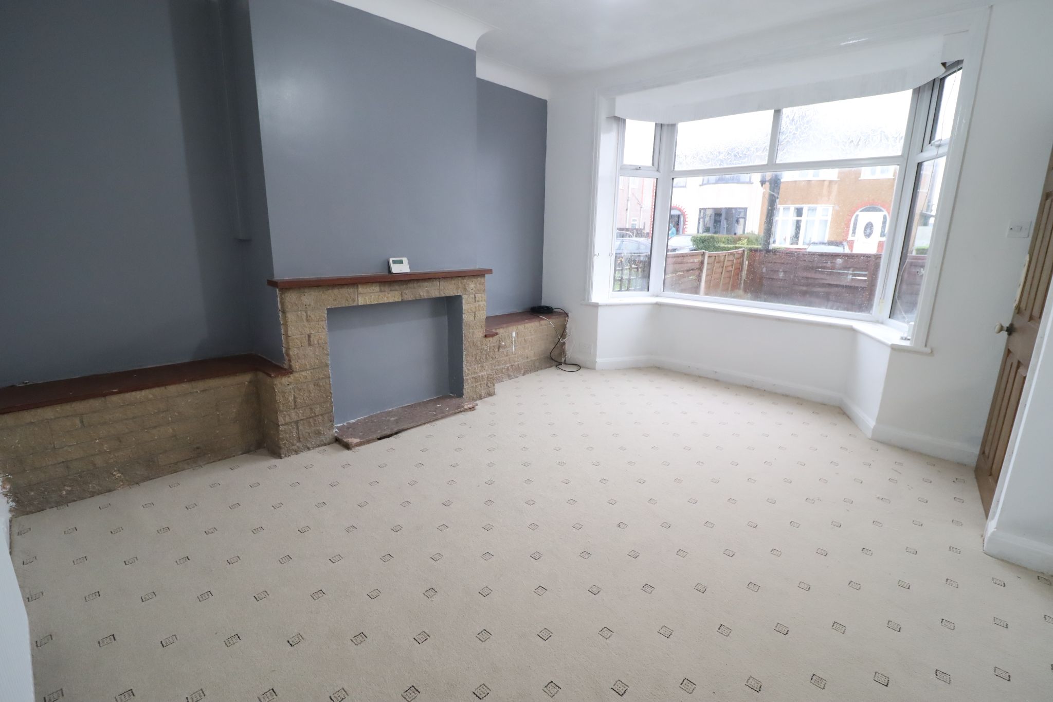 2 Bed Semi-detached House To Rent - Photograph 2