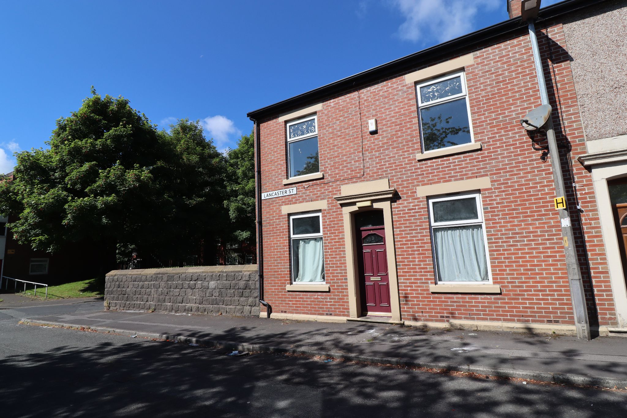 3 Bed End Terraced House To Rent - Photograph 1