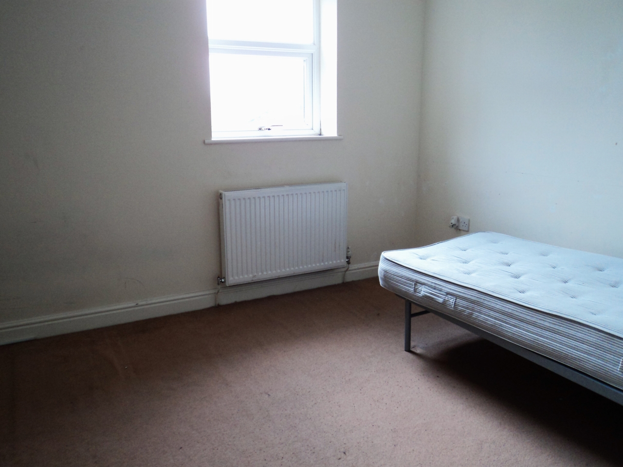 2 Bed Mid Terraced House To Rent - Photograph 3