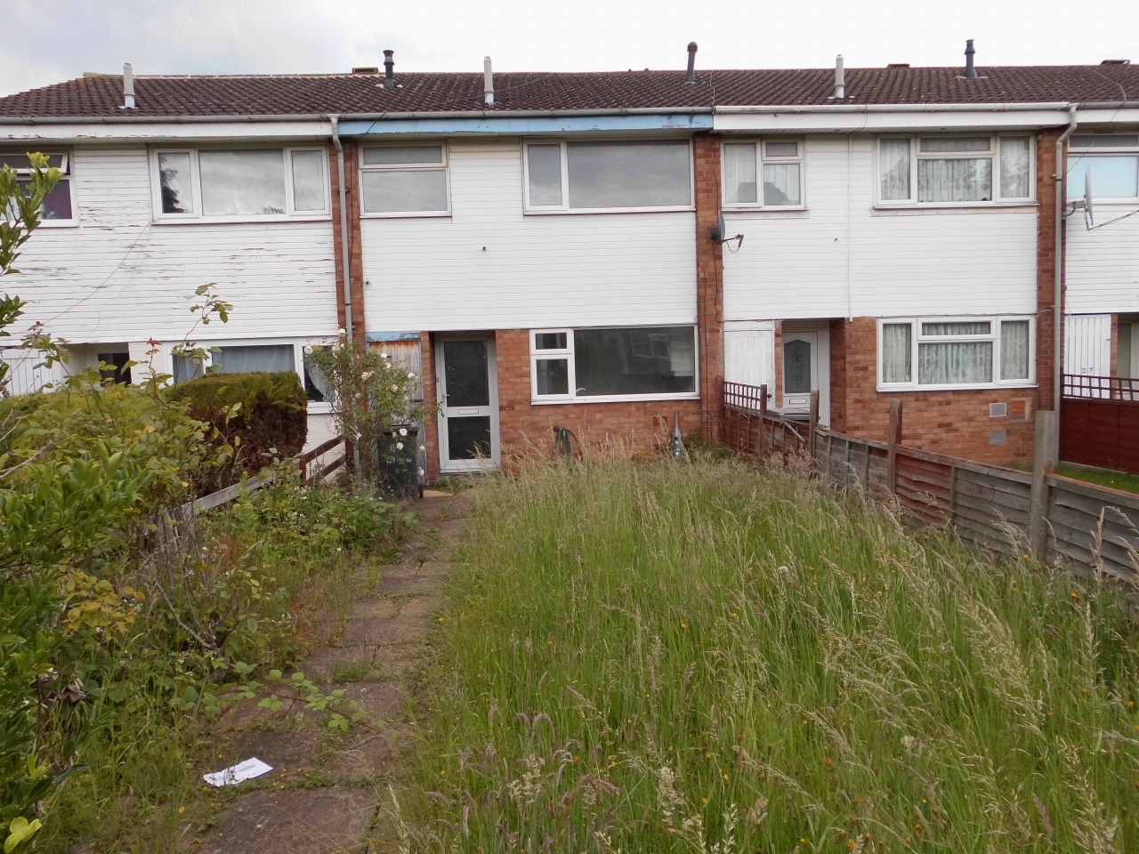 3 bedroom mid terraced house SSTC in Leicester - Photograph 1.
