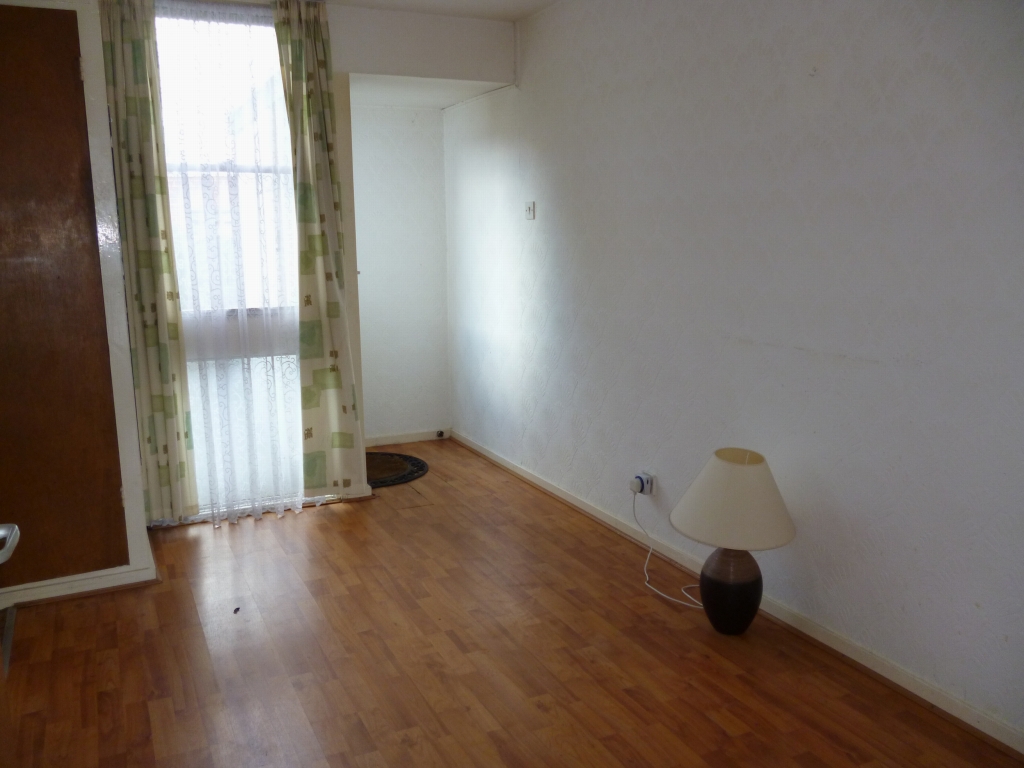 3 bedroom mid terraced house SSTC in Leicester - Photograph 3.