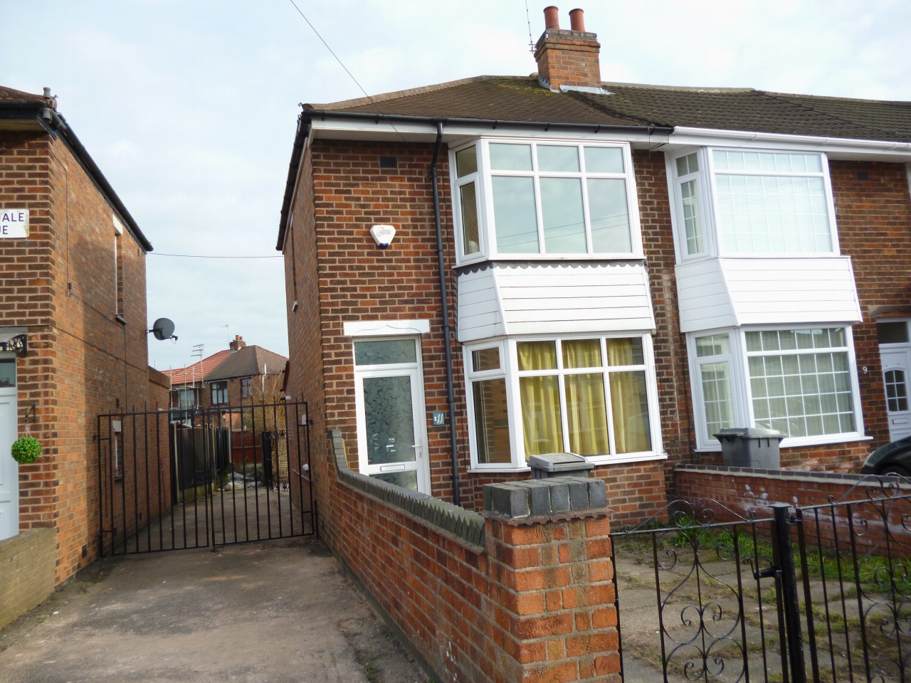3 bedroom mid terraced house To Let in Leicester - Photograph 1.