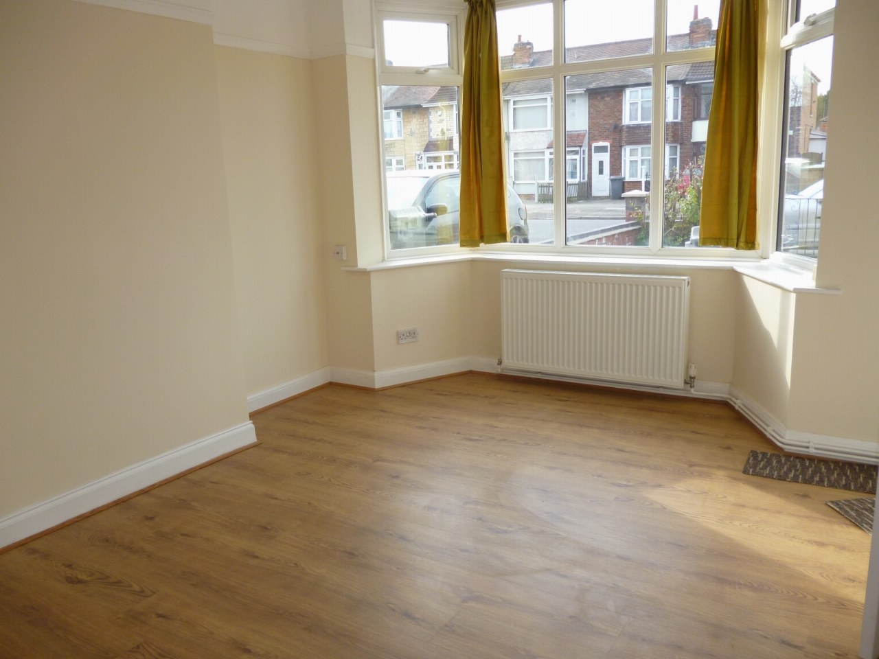 3 bedroom mid terraced house To Let in Leicester - Photograph 3.