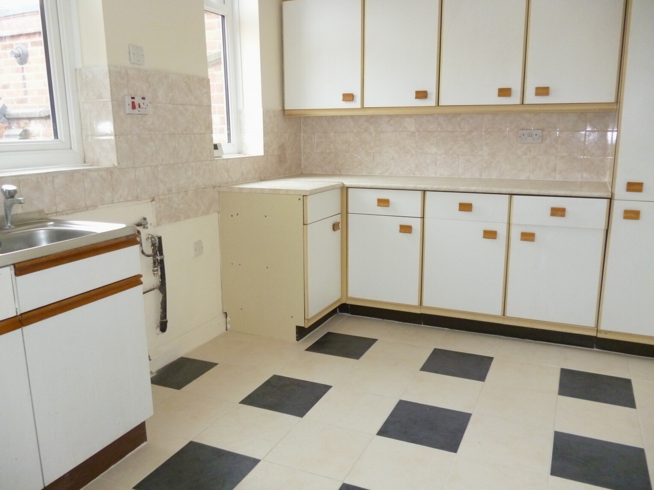 3 bedroom mid terraced house To Let in Leicester - Photograph 4.