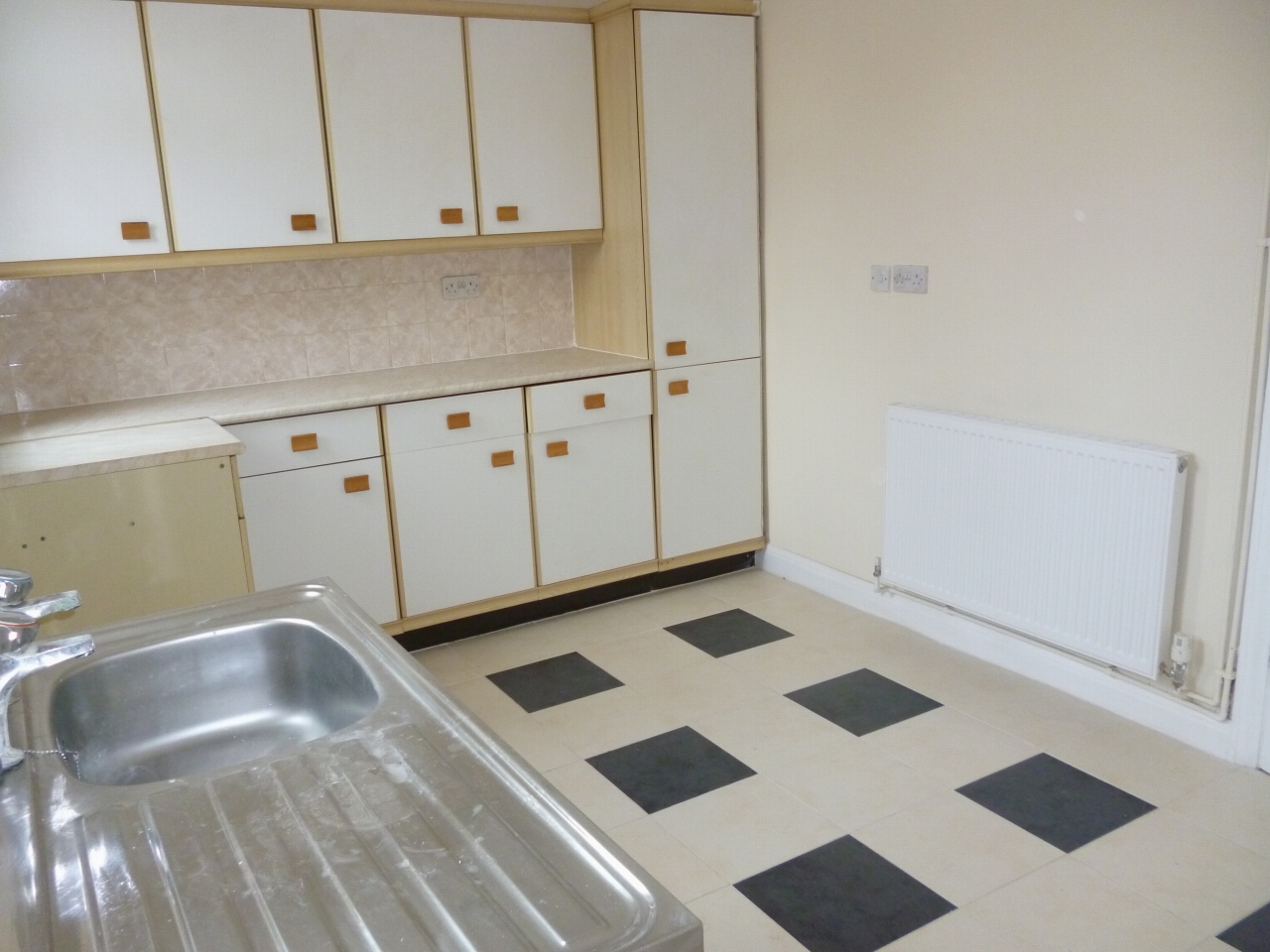 3 bedroom mid terraced house To Let in Leicester - Photograph 5.