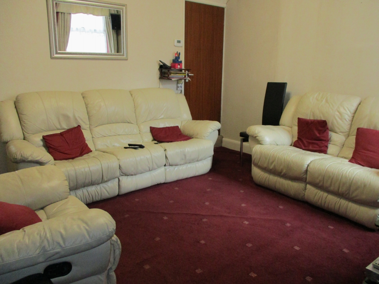 3 bedroom mid terraced house SSTC in Leicester - Photograph 3.
