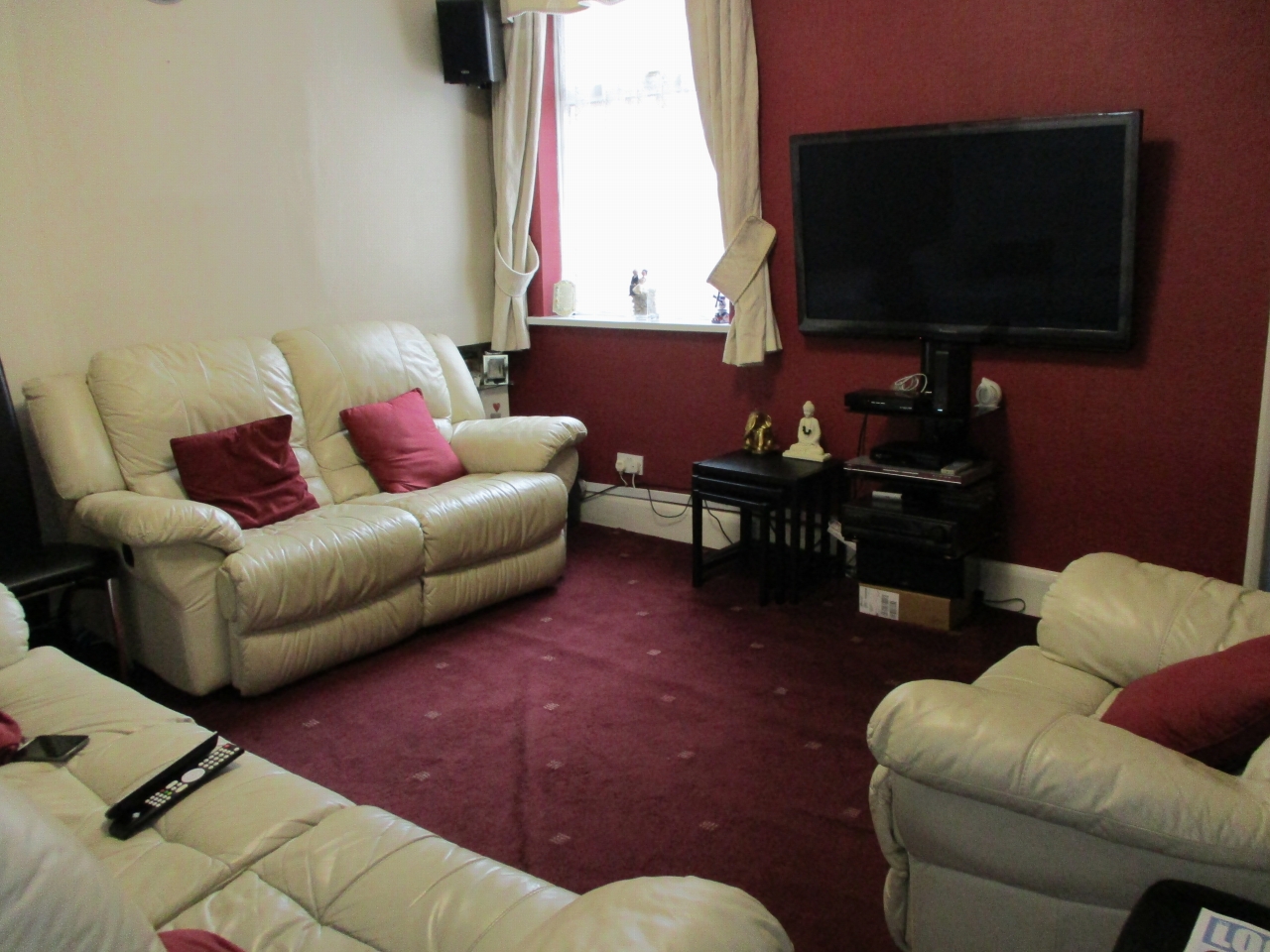 3 bedroom mid terraced house SSTC in Leicester - Photograph 4.