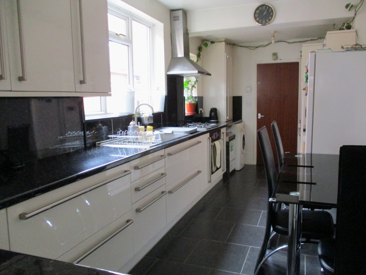 3 bedroom mid terraced house SSTC in Leicester - Photograph 5.