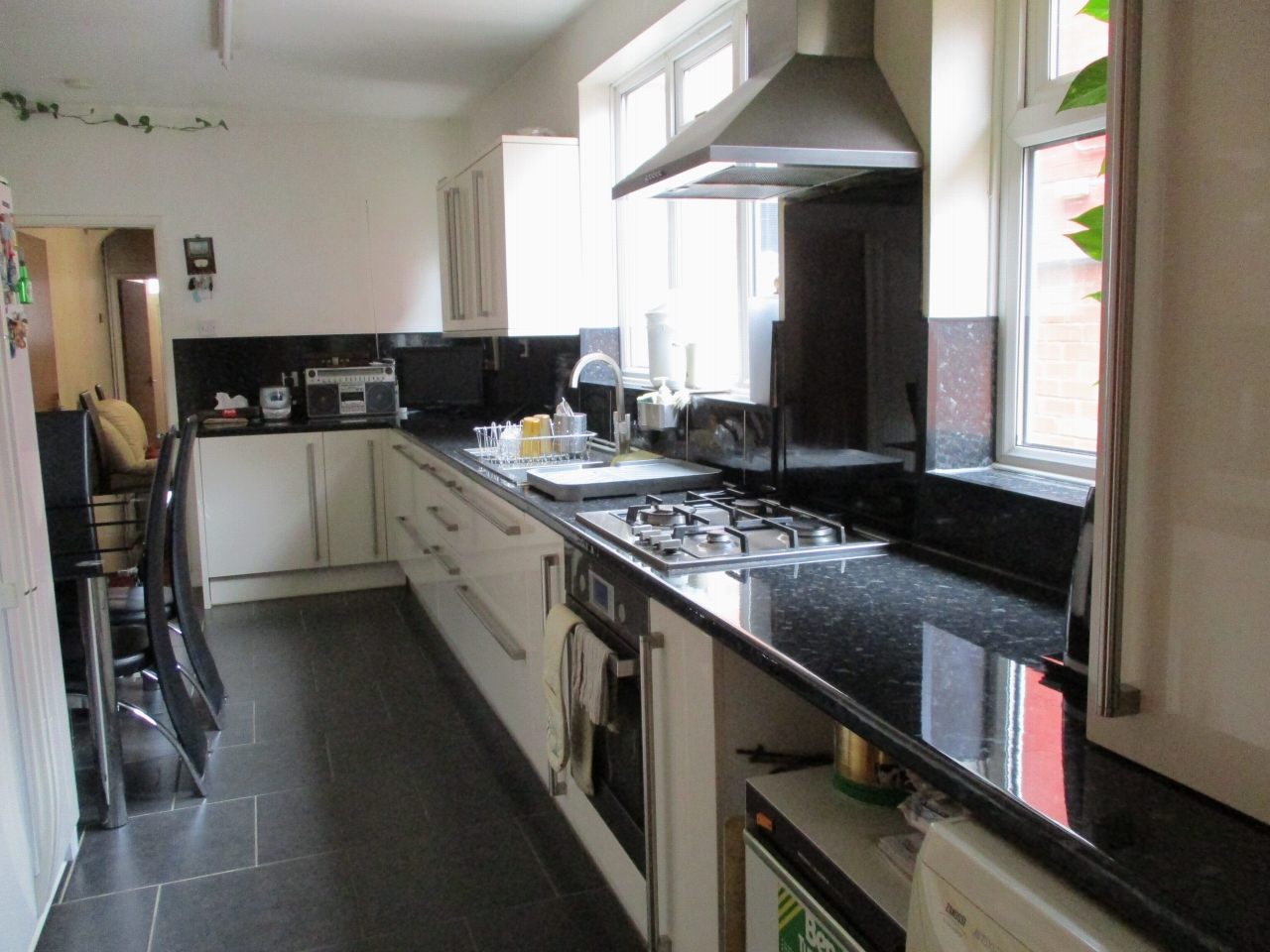 3 bedroom mid terraced house SSTC in Leicester - Photograph 6.