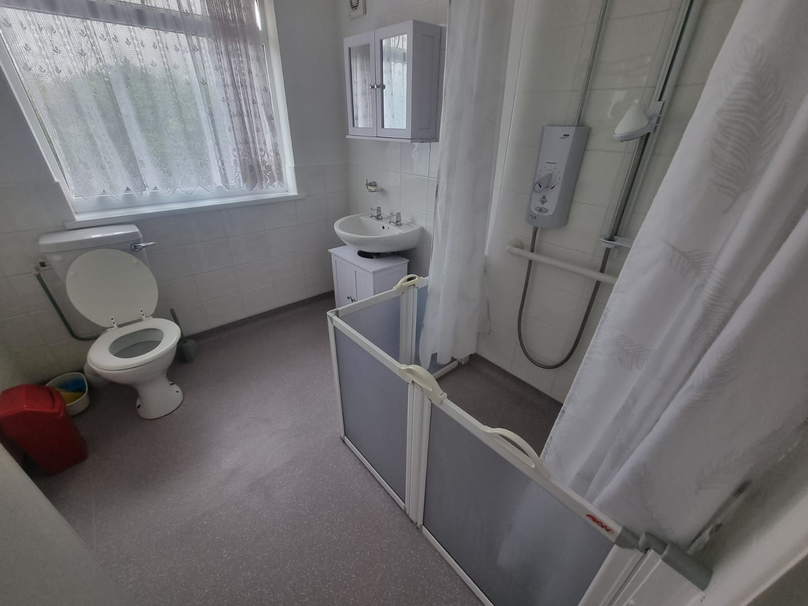 2 bedroom semi-detached house To Let in Leicester - Photograph 5.