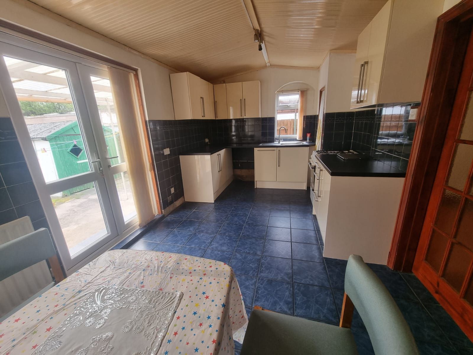 2 bedroom semi-detached house To Let in Leicester - Photograph 3.