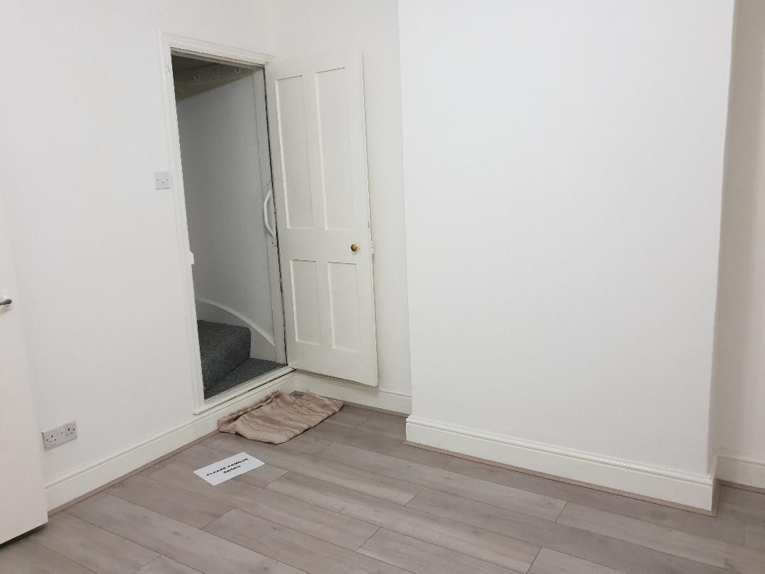 3 bedroom mid terraced house To Let in Leicester - Photograph 4.