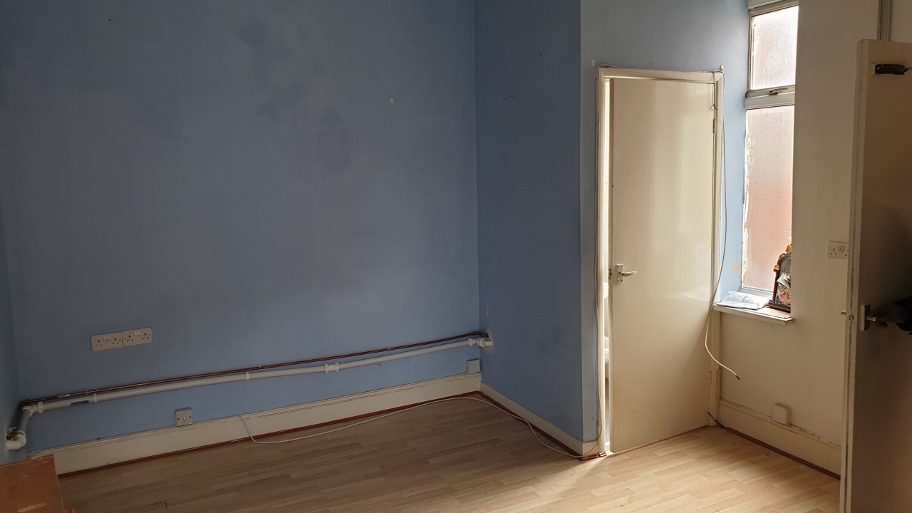 Shop To Let in Leicester - Photograph 8.
