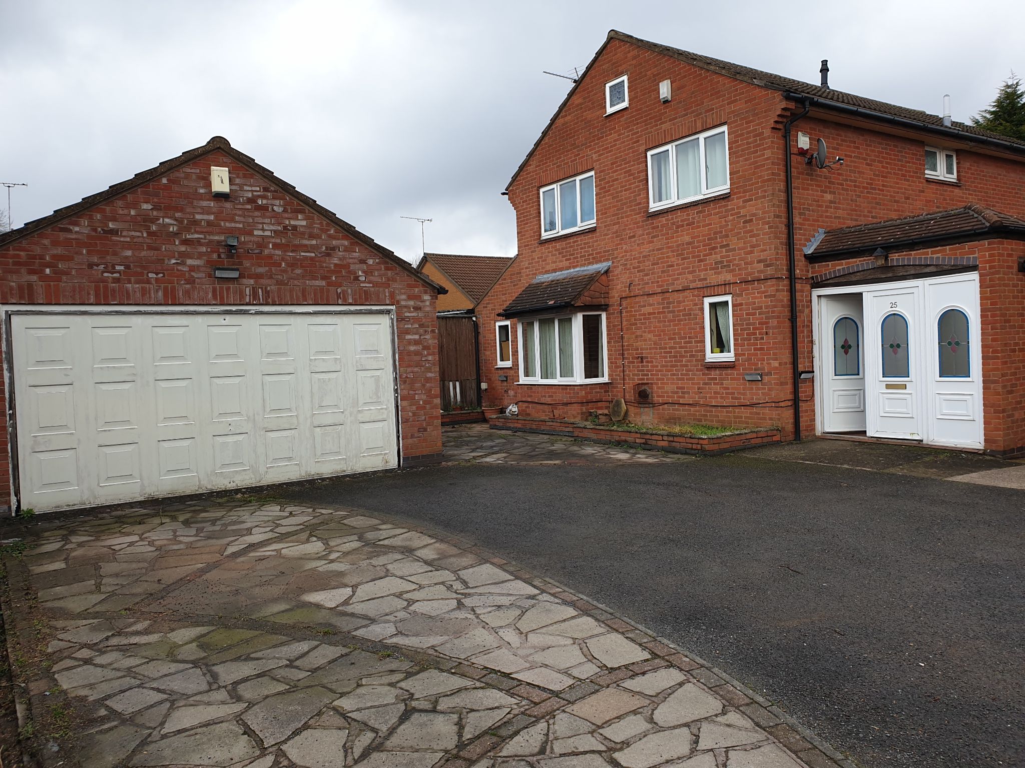 4 bedroom detached house For Sale in Leicester - Photograph 1.