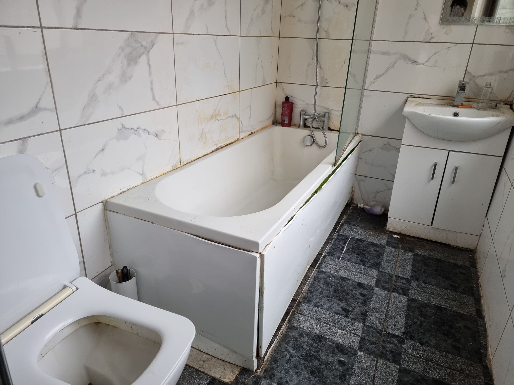 3 bedroom mid terraced house For Sale in Leicester - Photograph 6.