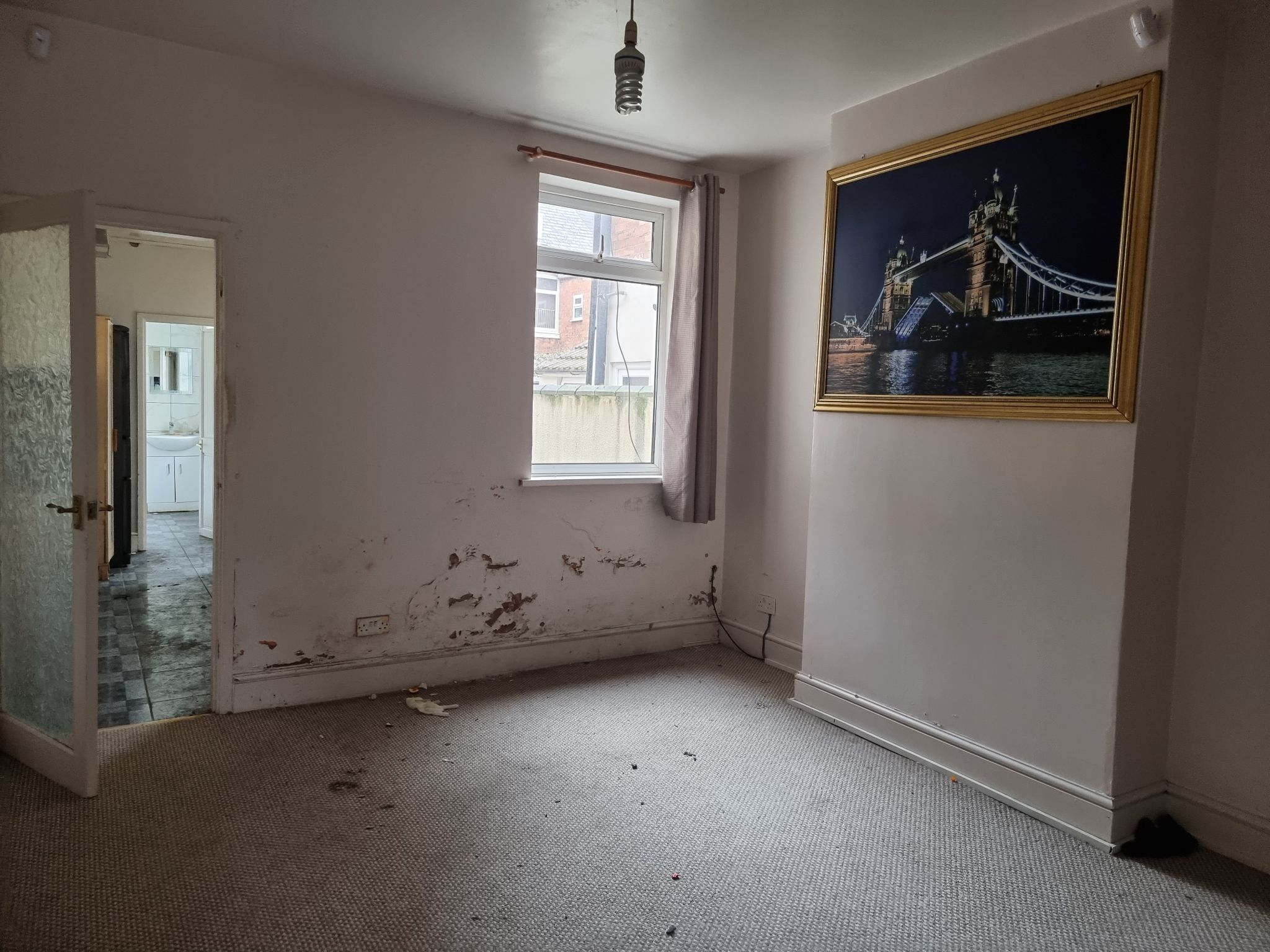 3 bedroom mid terraced house For Sale in Leicester - Photograph 3.