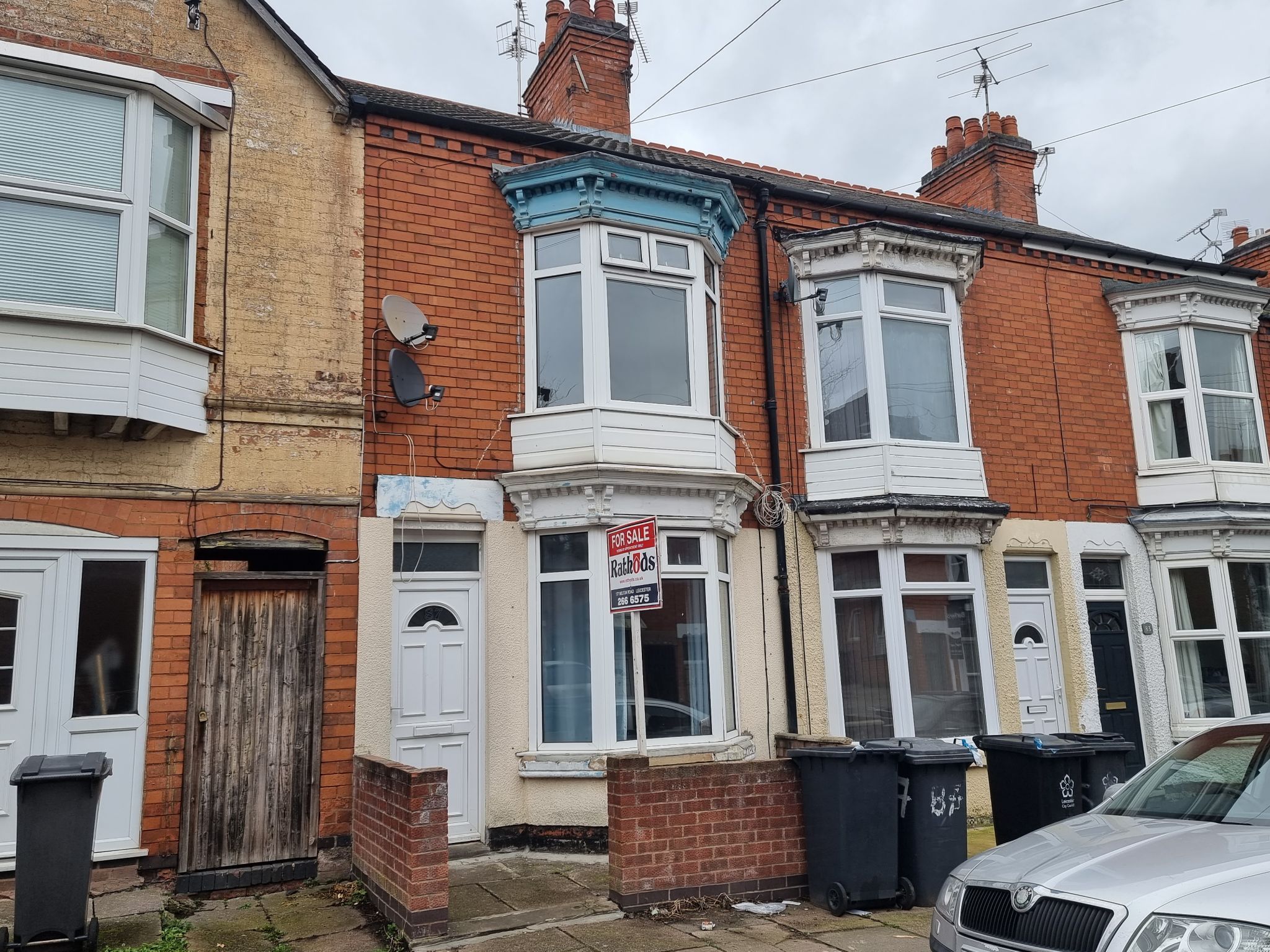 3 bedroom mid terraced house For Sale in Leicester - Photograph 1.