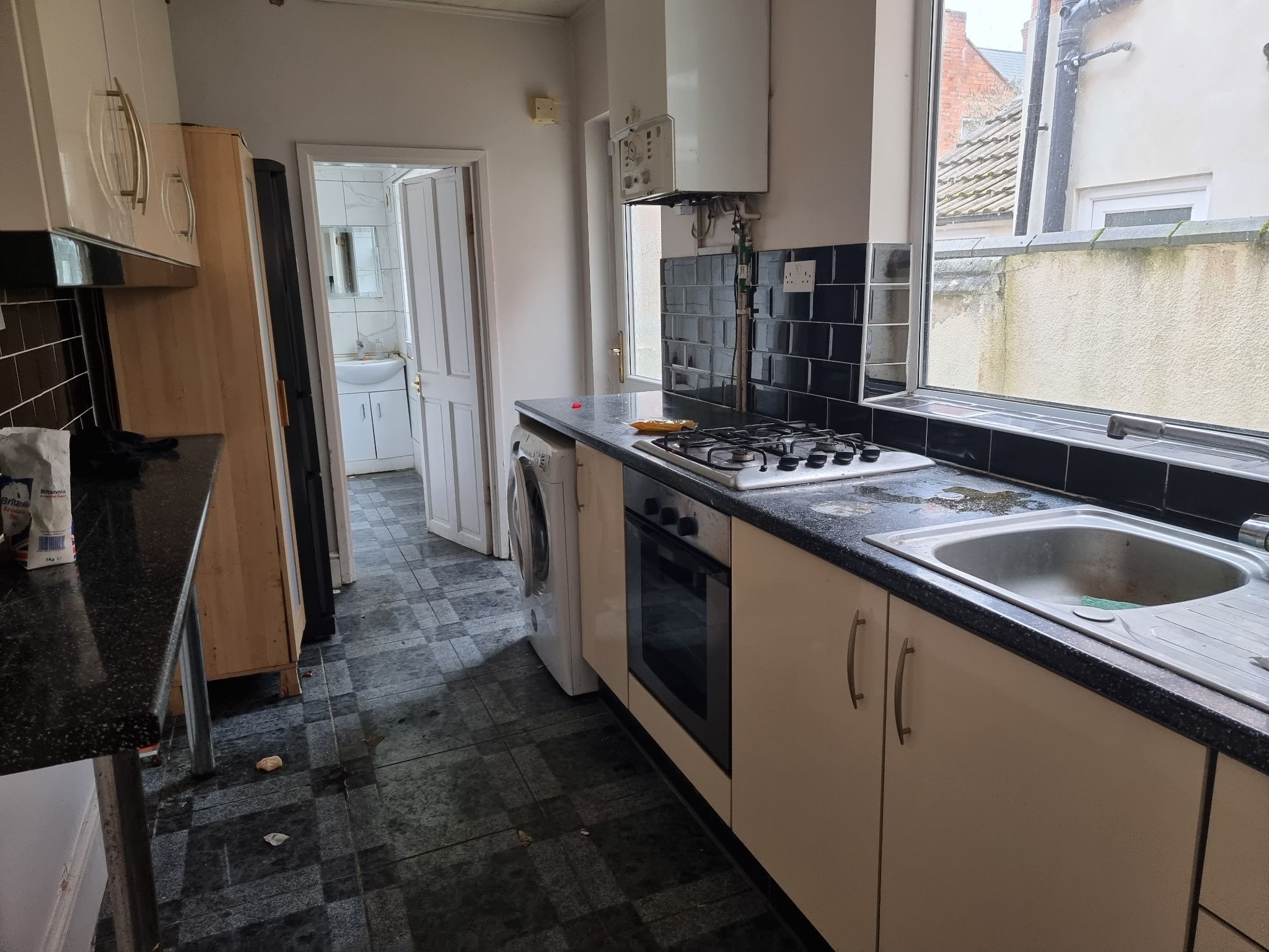 3 bedroom mid terraced house For Sale in Leicester - Photograph 5.
