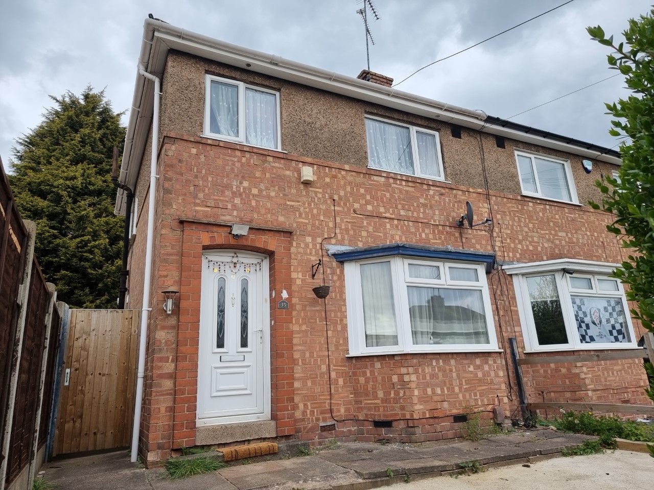 3 bedroom semi-detached house For Sale in Leicester - Photograph 1.
