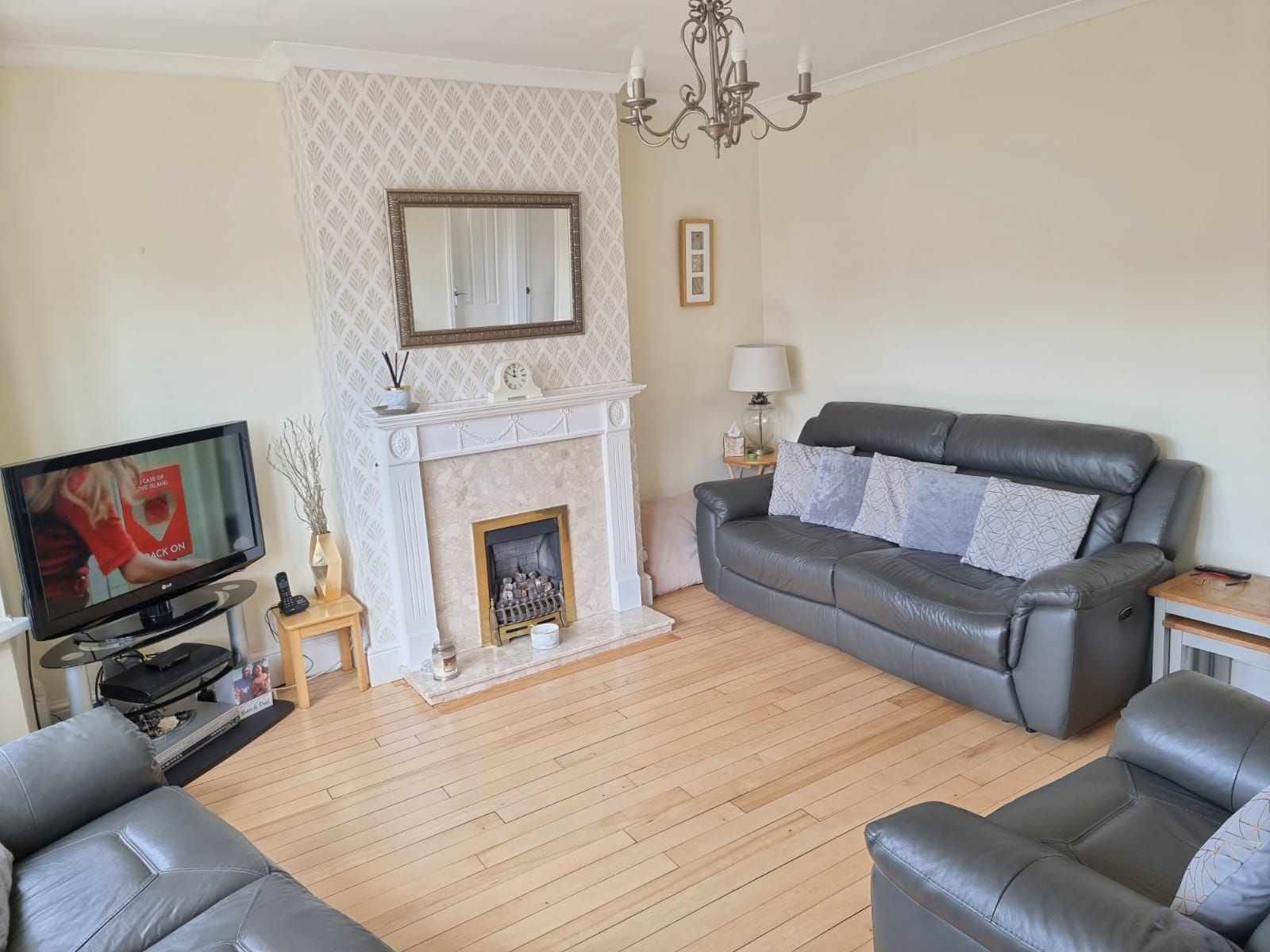 3 bedroom semi-detached house SSTC in Leicester - Photograph 2.