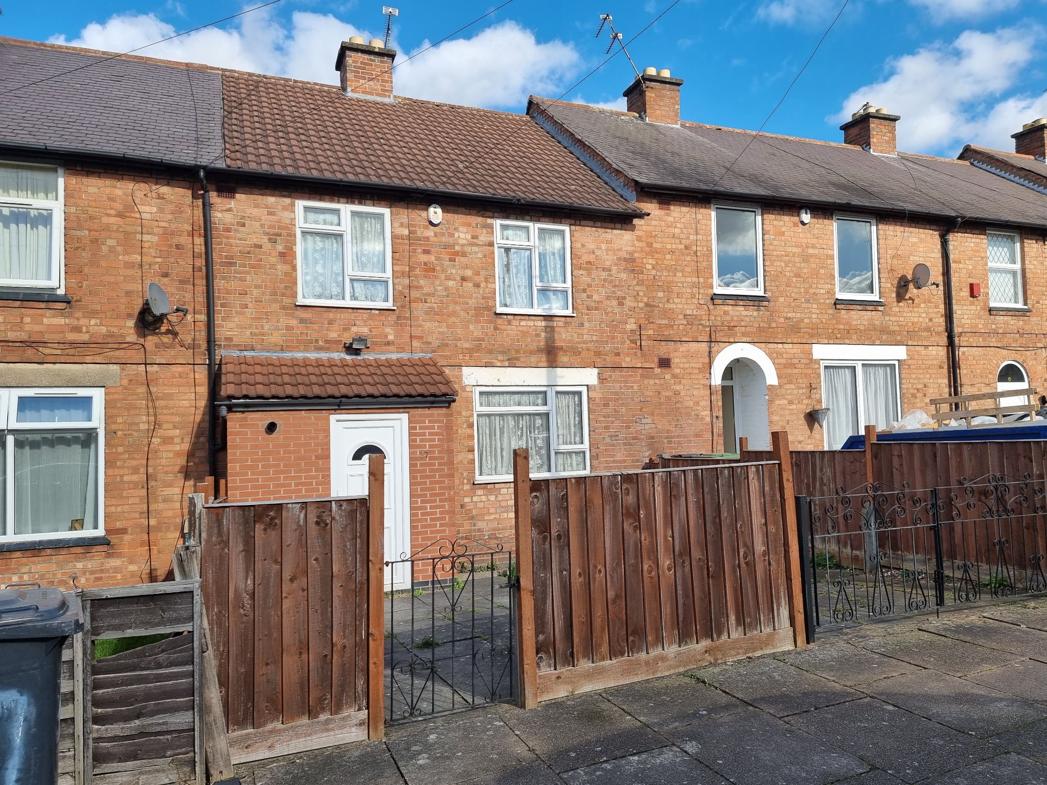 3 bedroom town house To Let in Leicester - Photograph 1.