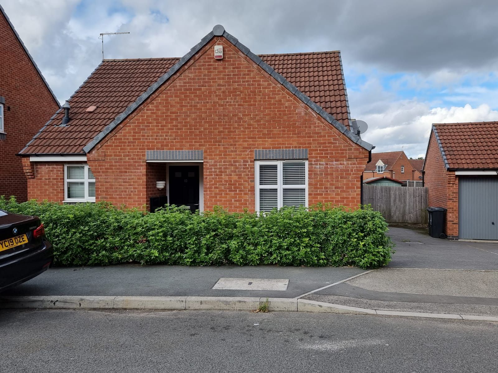 2 bedroom detached bungalow To Let in Leicester - Photograph 1.