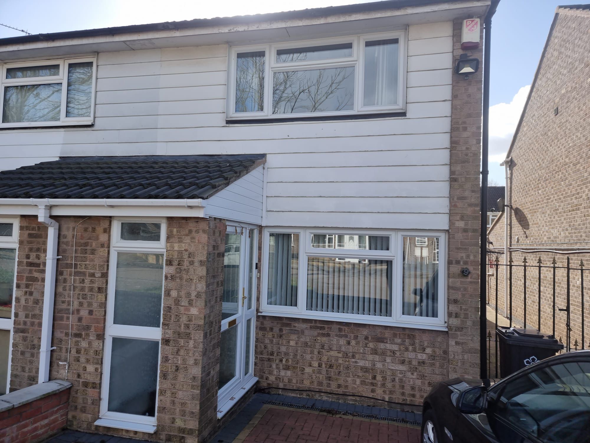 2 bedroom semi-detached house To Let in Leicester - Photograph 2.