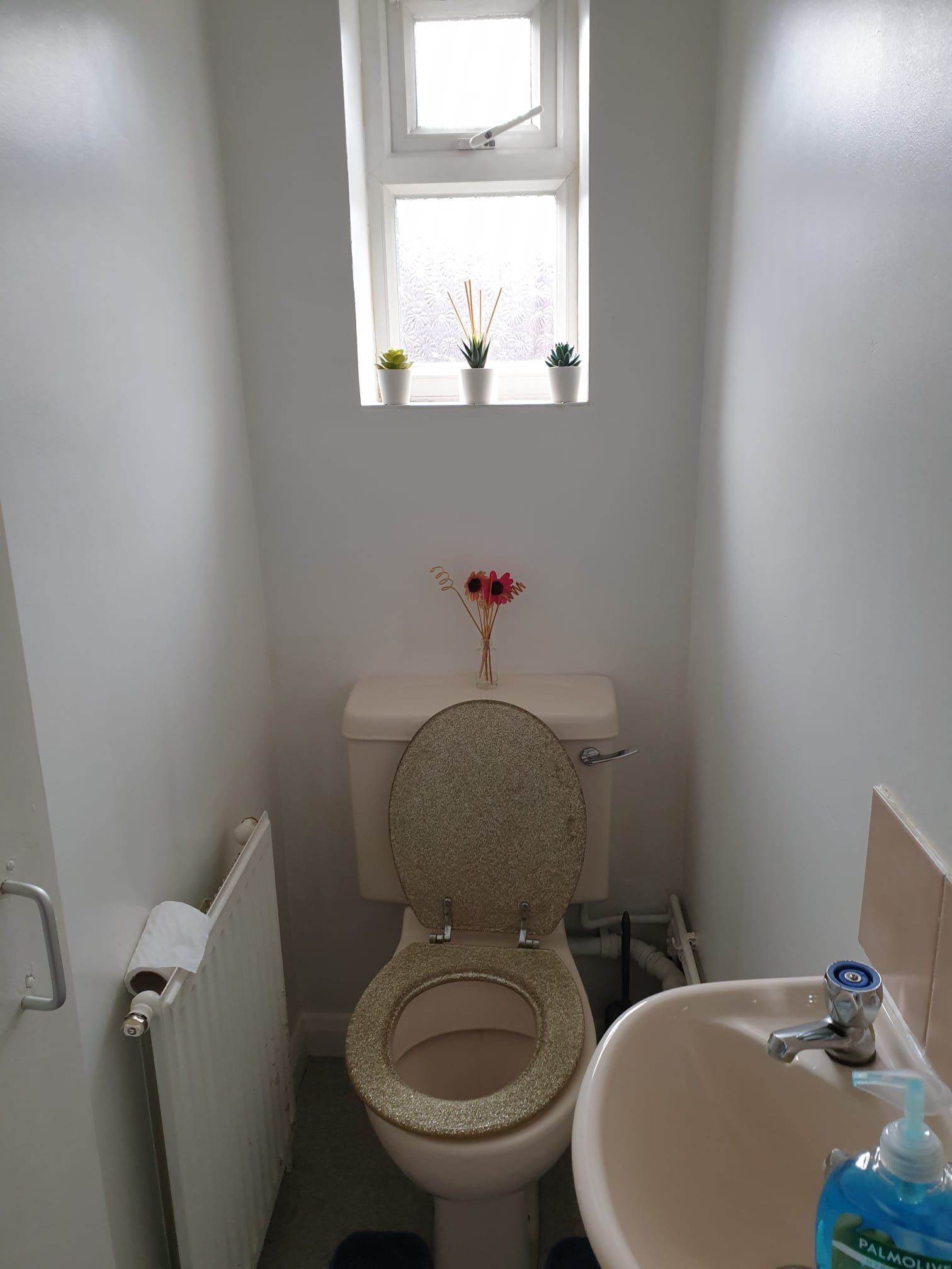 2 bedroom semi-detached house To Let in Leicester - Separate WC.