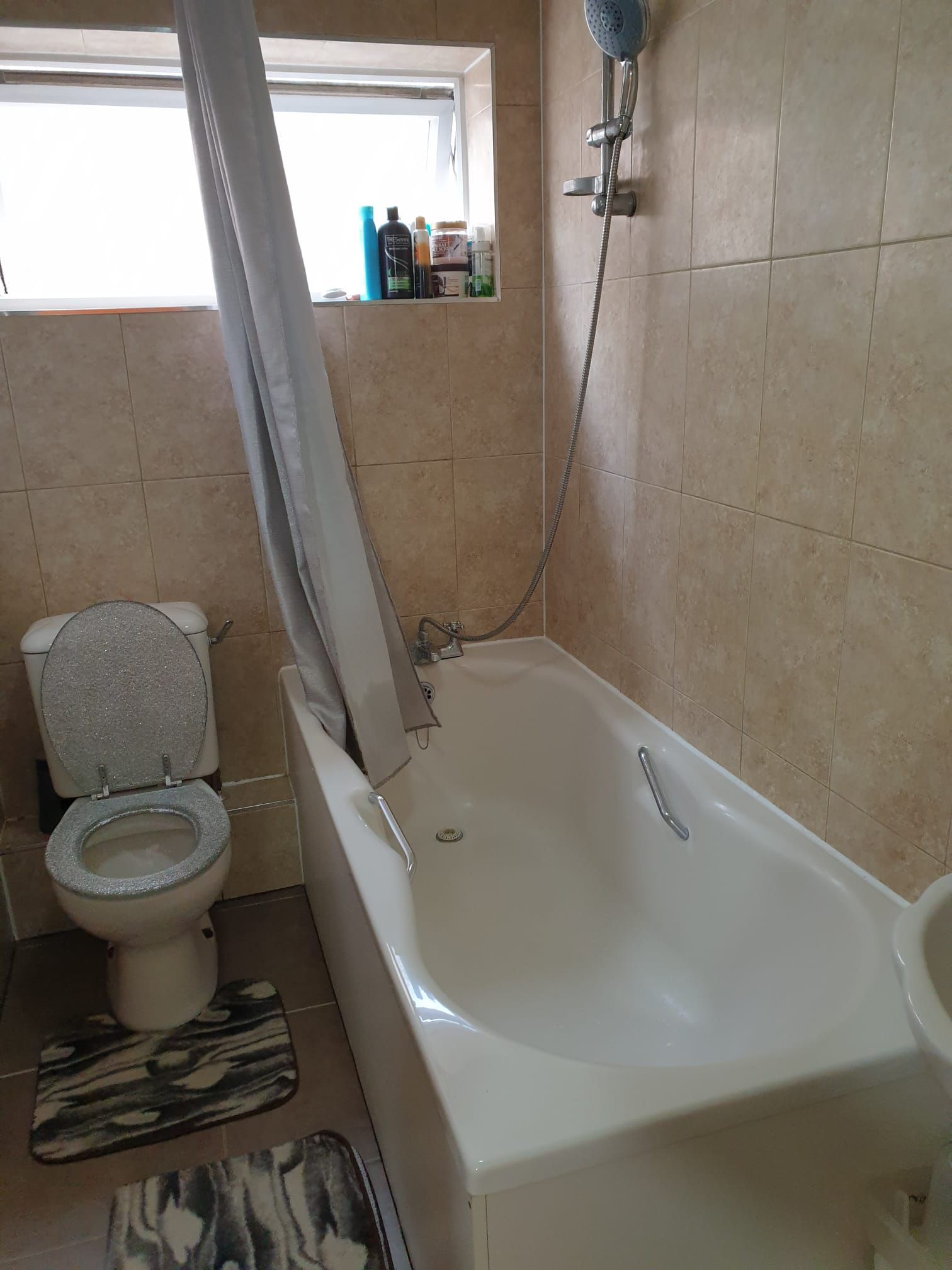 2 bedroom semi-detached house To Let in Leicester - Bathroom.
