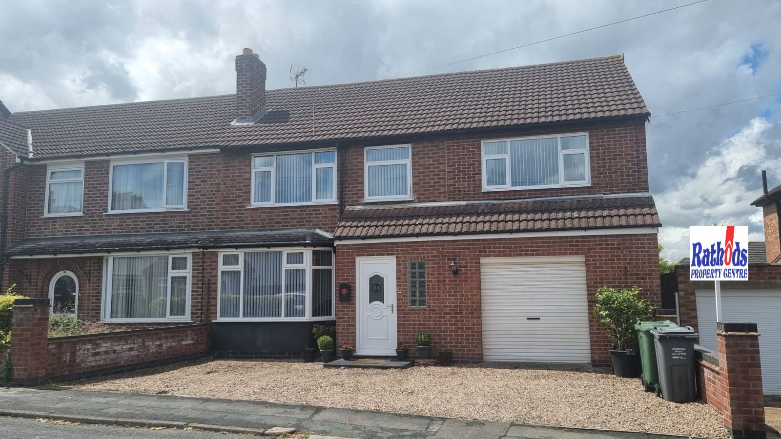 4 bedroom semi-detached house For Sale in Leicester - Photograph 1.
