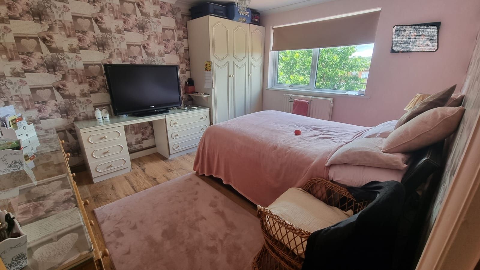 4 bedroom semi-detached house For Sale in Leicester - Photograph 13.